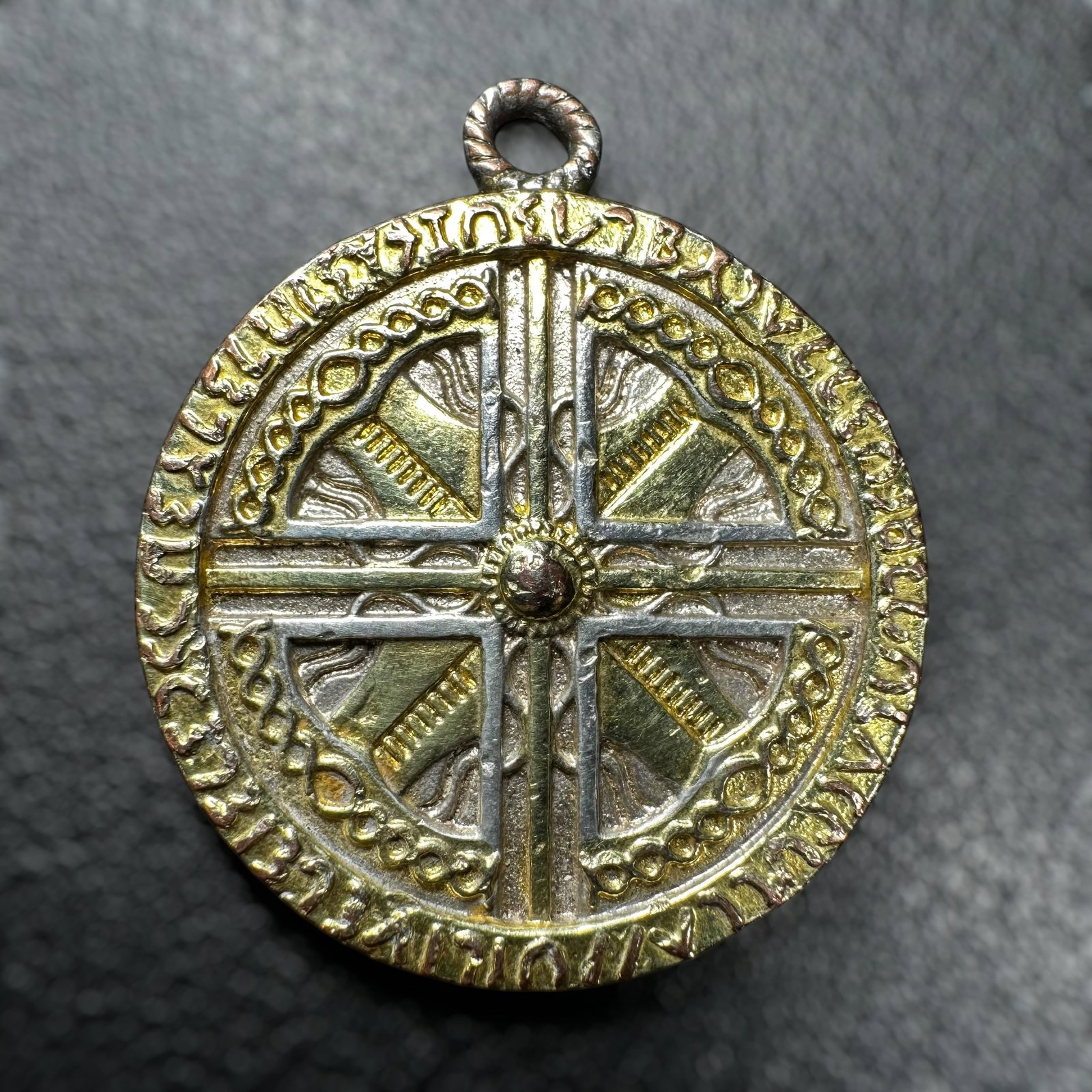 9g Vintage Gold Tone 925 Sterling Silver Cross Medallion Pendant (1 of 7)