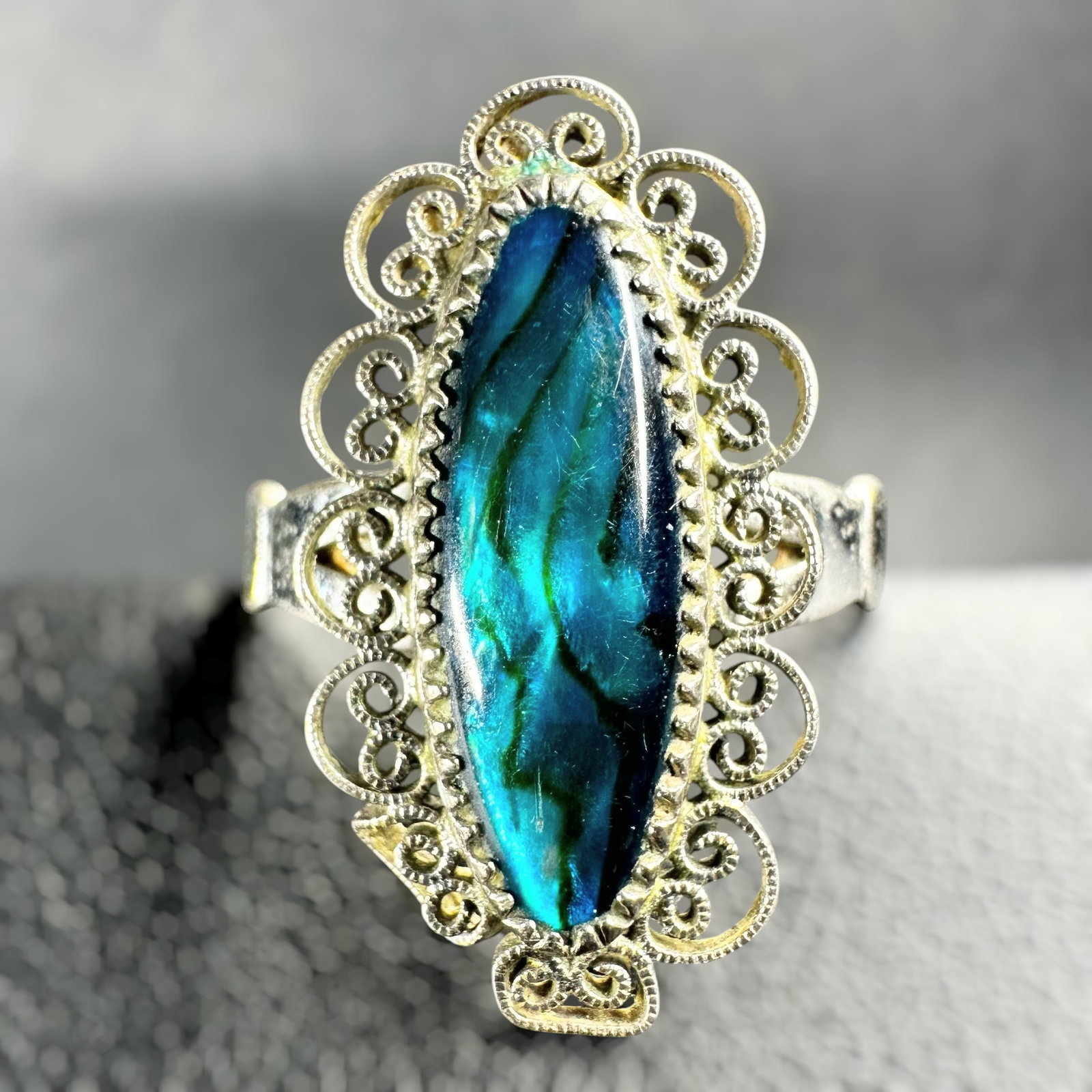 Sz8.75/3g Vintage Sterling Silver Blue Paua Shell Ring: Sz8.75/3g Vintage Native American Sterling Silver Blue Paua Shell Ring:Brand/Model: No hallmark.Manufacturer Location: Not marked.Year Produced: UnknownCondition: Good condition with light surface wea