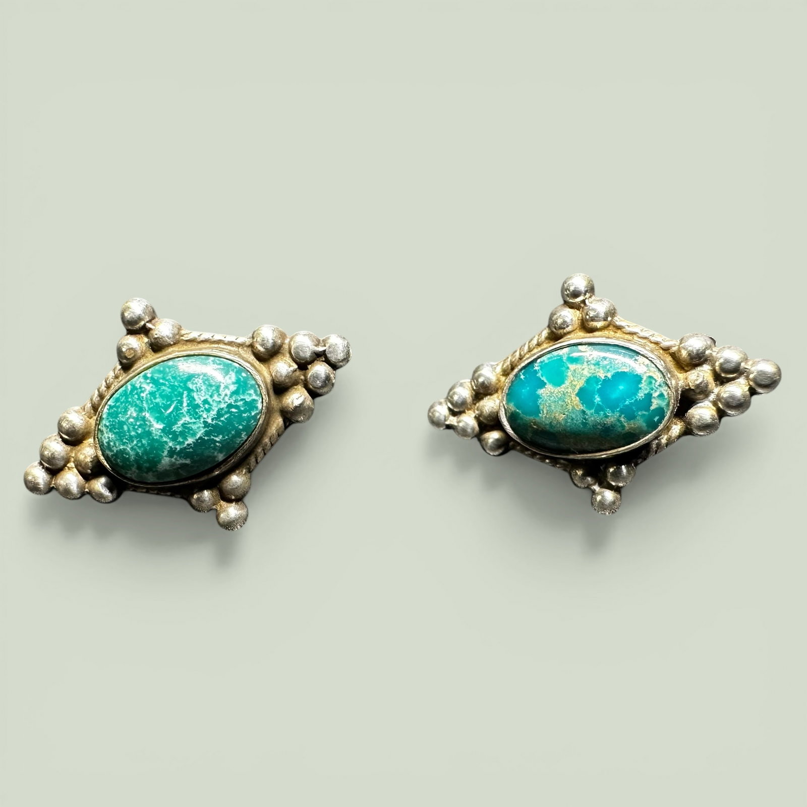 6g 925 Sterling Silver Kingman Turquoise Screw Back Earrings: 6g 925 Sterling Silver Kingman Turquoise Screw Back EarringsBrand/Model: No hallmark.Manufacturer Location: Not marked.Year Produced: Unknown.Condition: Good vintage condition with light surface wear