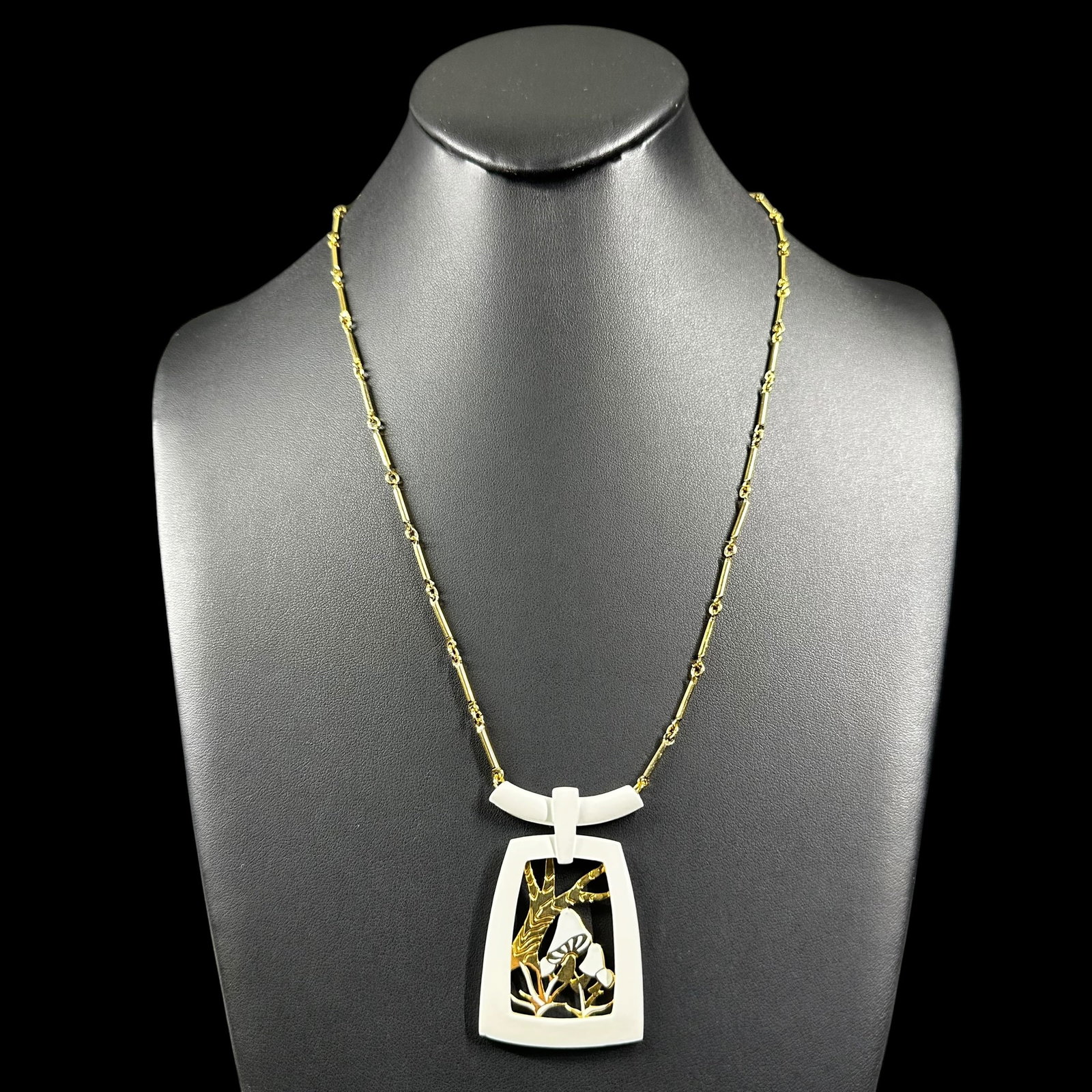 20"/21g Vintage Gold & White Tone Mushroom Motif Cut Out Pendant Necklace: 20"/21g Vintage Gold & White Tone Mushroom Motif Cut Out Pendant Necklace:Brand/Model: No hallmark.Manufacturer Location: Not marked.Year Produced: Unknown.Condition: Good condition with light surface