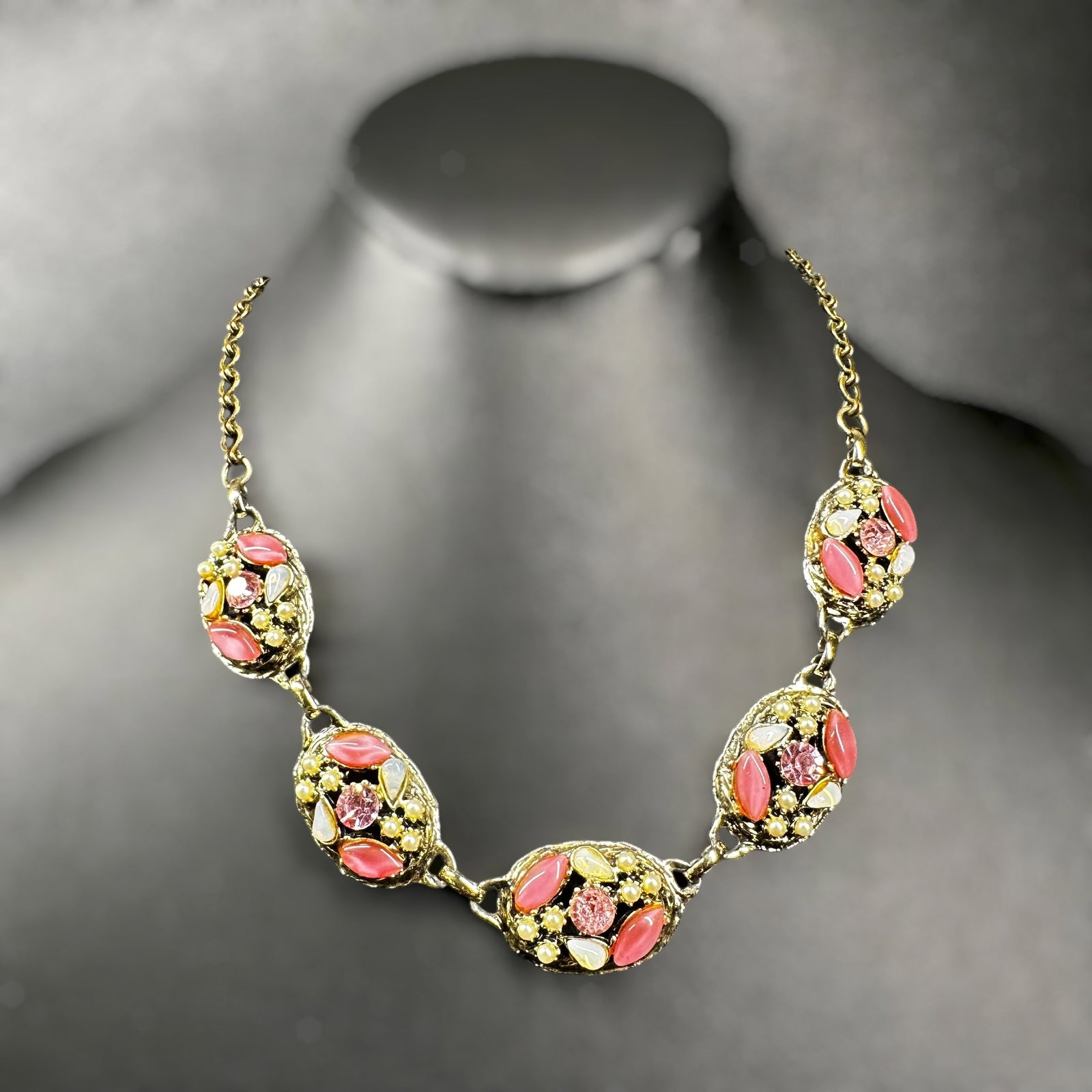 18”/38g Gold Tone Faceted Pink Glass & Seed Pearl Statement Necklace: 18”/38g Gold Tone Faceted Pink Glass & Seed Pearl Statement Necklace:Brand/Model: No hallmark.Manufacturer Location: Not marked.Year Produced: Unknown.Condition: Good vintage condition with ligh