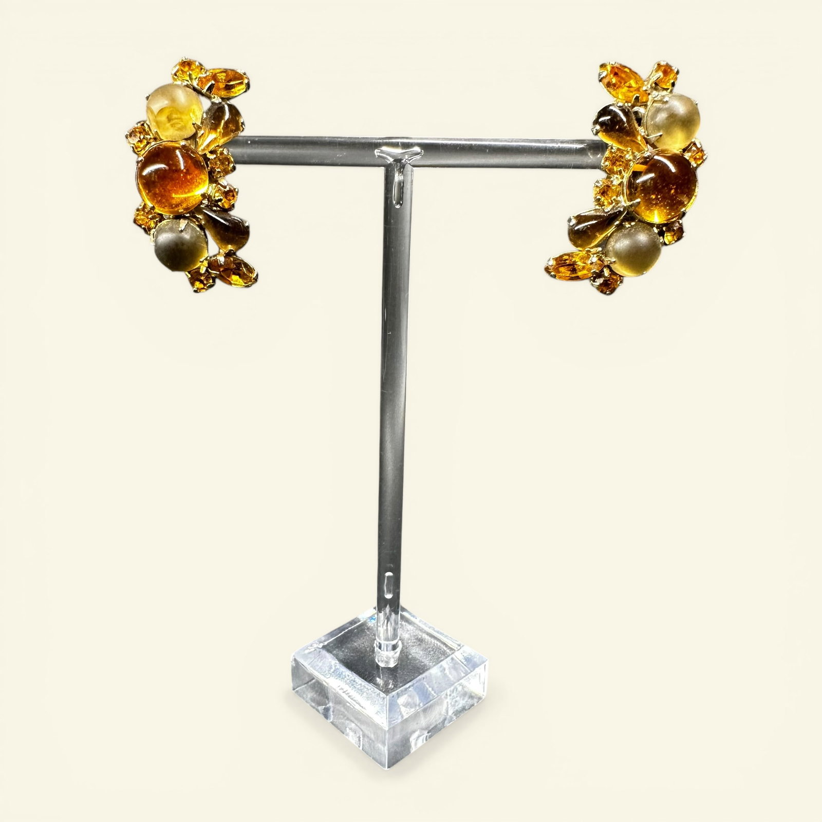 15g Vintage Karu Faceted Amber Glass Cluster Clip-on Earrings: 15g Vintage Karu Faceted Amber Glass Cluster Clip-on Earrings:Brand/Model: Karu; clip-on earrings.Manufacturer Location: Not marked.Year Produced: Unknown.Condition: Good vintage condition with light