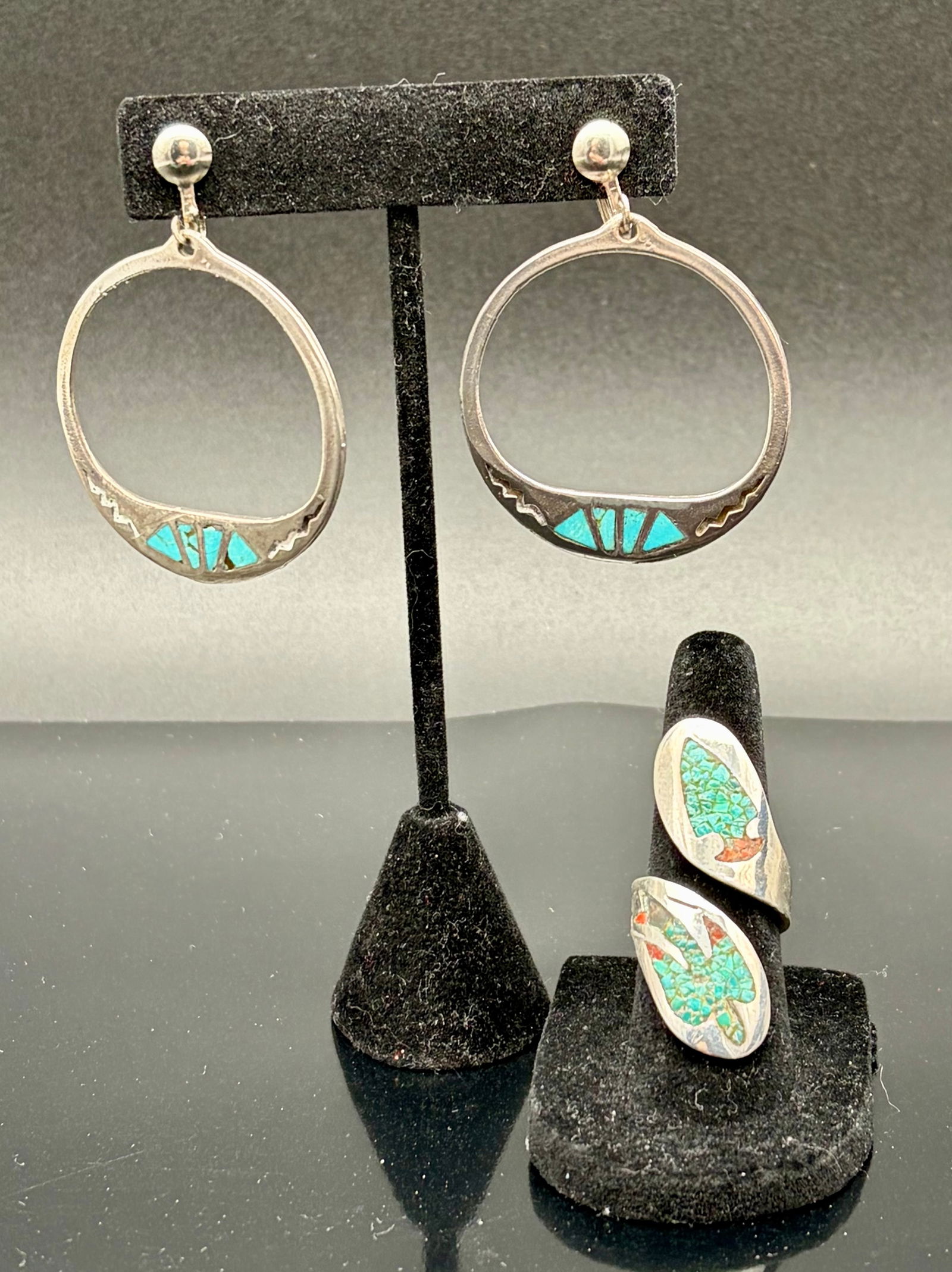 Sterling Silver Turquoise Inlay Hoop Earrings & Butterfly Ring Set – Southwestern Style: A charming vintage set featuring a pair of sterling silver hoop earrings and a matching butterfly ring, both accented with turquoise mosaic inlay and subtle coral tones. The earrings showcase open ova