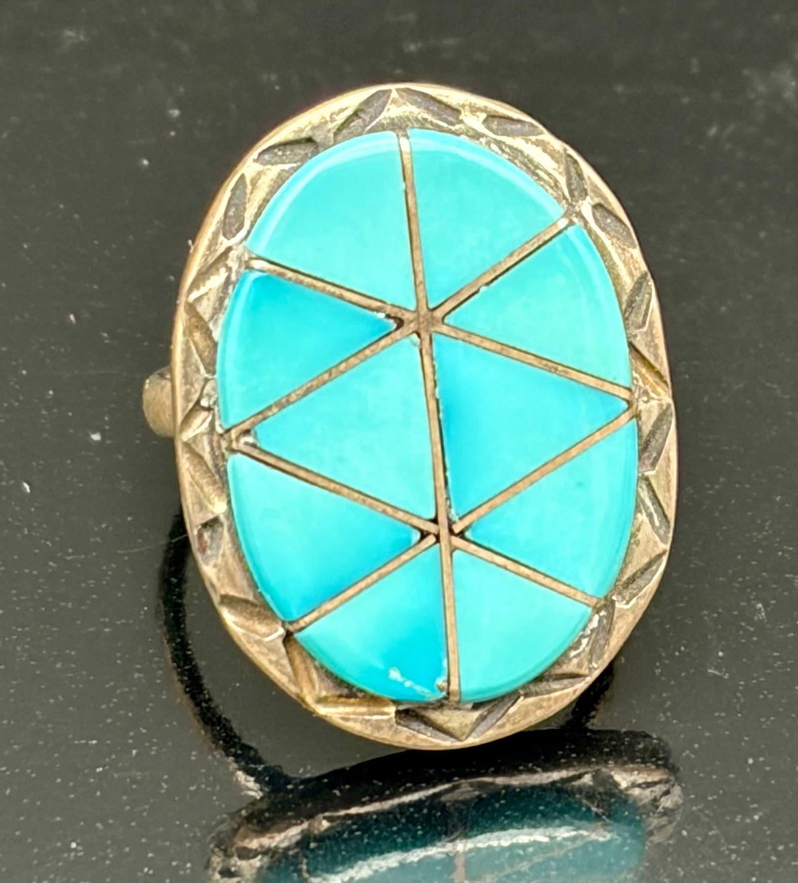 Bold Vintage Southwestern Sterling Silver Turquoise Inlay Ring – Geometric Mosaic Statement: A striking vintage Southwestern ring crafted in solid sterling silver and set with a large oval turquoise inlay, divided into precise geometric segments by fine silver lines. The mosaic-style design f
