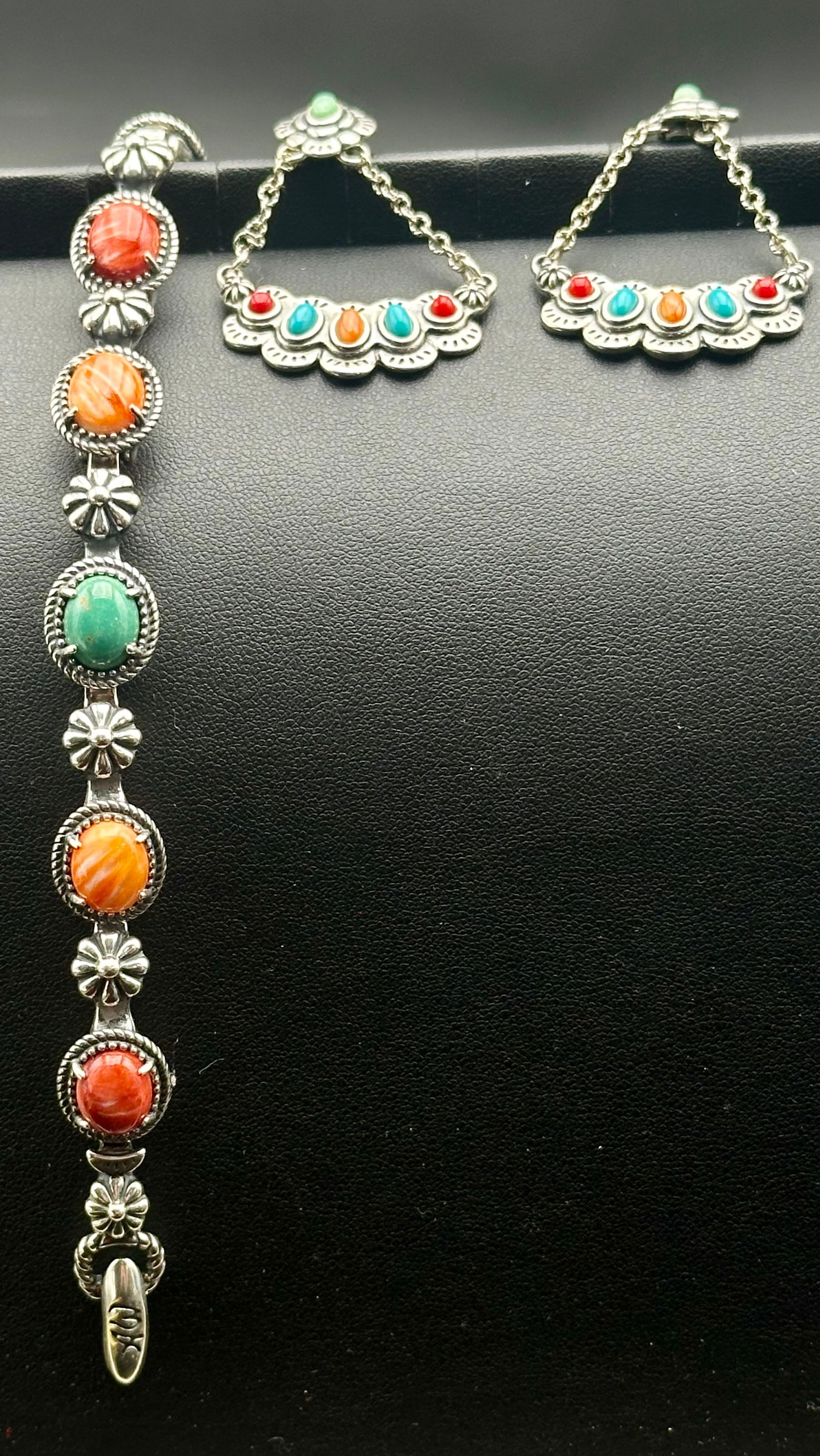 Relios American West Sterling Silver Spiny Oyster & Green Turquoise Bracelet & Earrings Set– 47g: Authentic Relios American West sterling silver bracelet with matching dangle earrings. Features bezel-set spiny oyster shell and green turquoise cabochons in a classic Southwestern design. Substantial