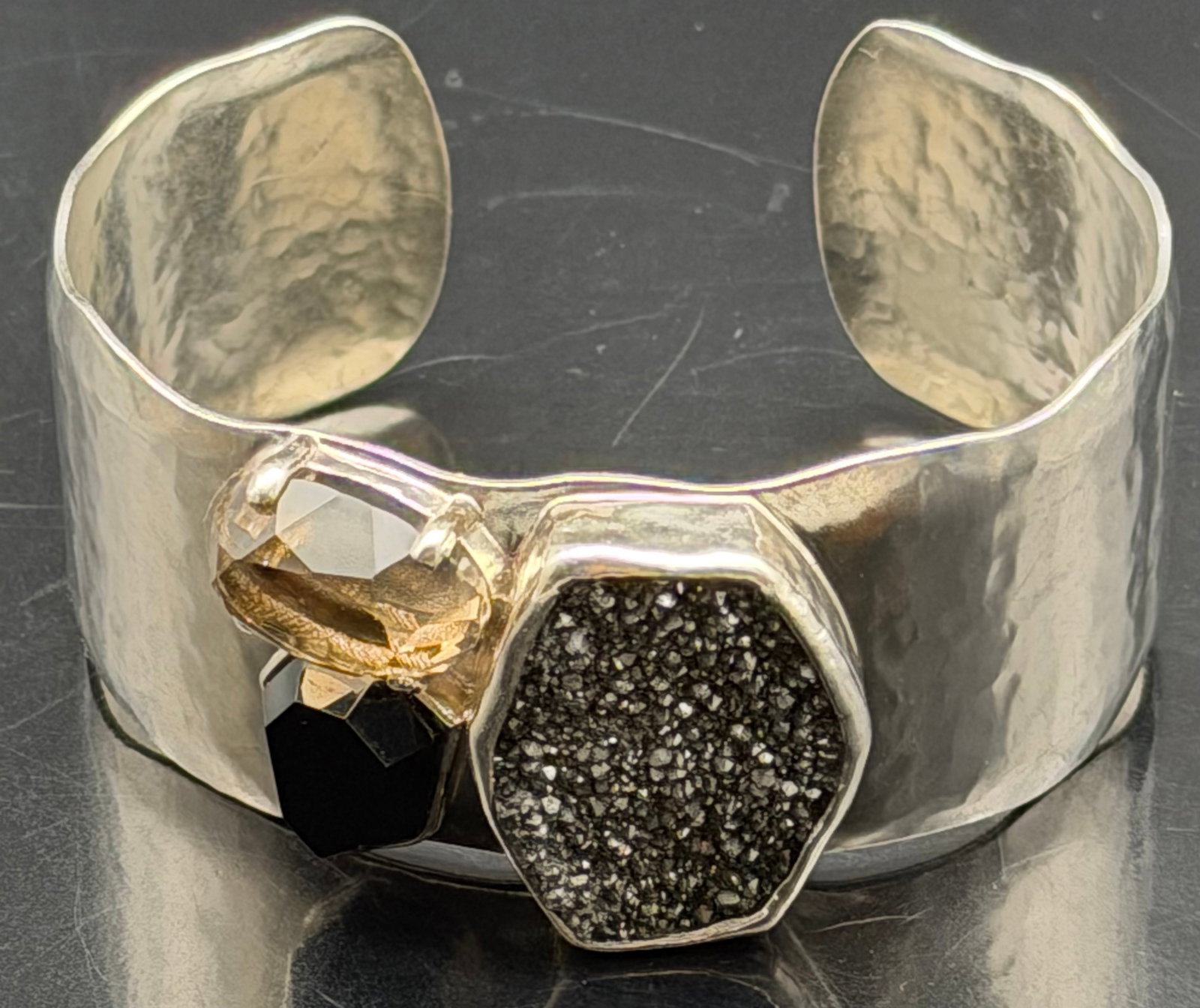 Sterling Silver Cuff Bracelet w/ Black Druzy & Crystal Accents – 41g: Wide hammered 925 sterling silver cuff bracelet, marked “925 CHINA.”Features a bold black druzy stone centerpiece with faceted crystal accents on the side.