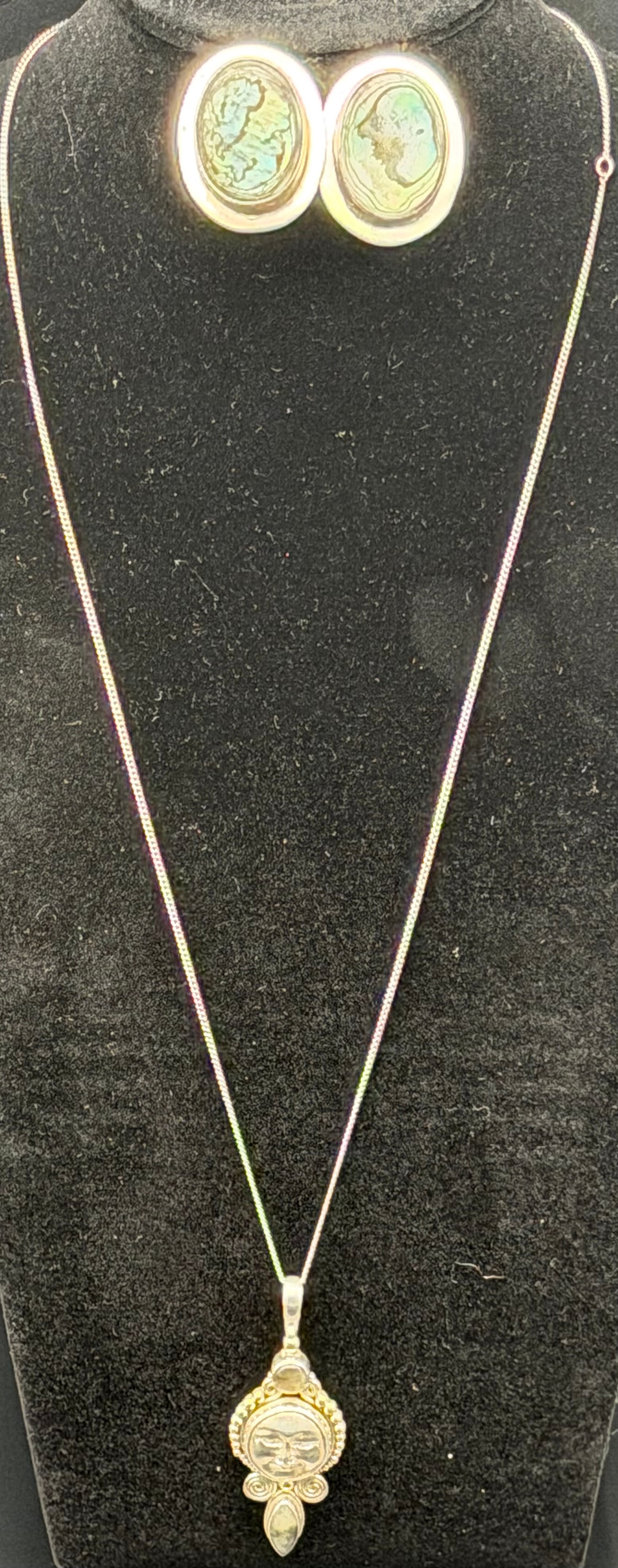 Sterling Silver 925 Sun Face Pendant Necklace & Earrings Set – 31g: Beautiful sterling silver necklace with matching earrings featuring a Sun Face motif accented with natural stone inlay.Pendant clearly stamped 925.Southwestern / Native American–inspired design with