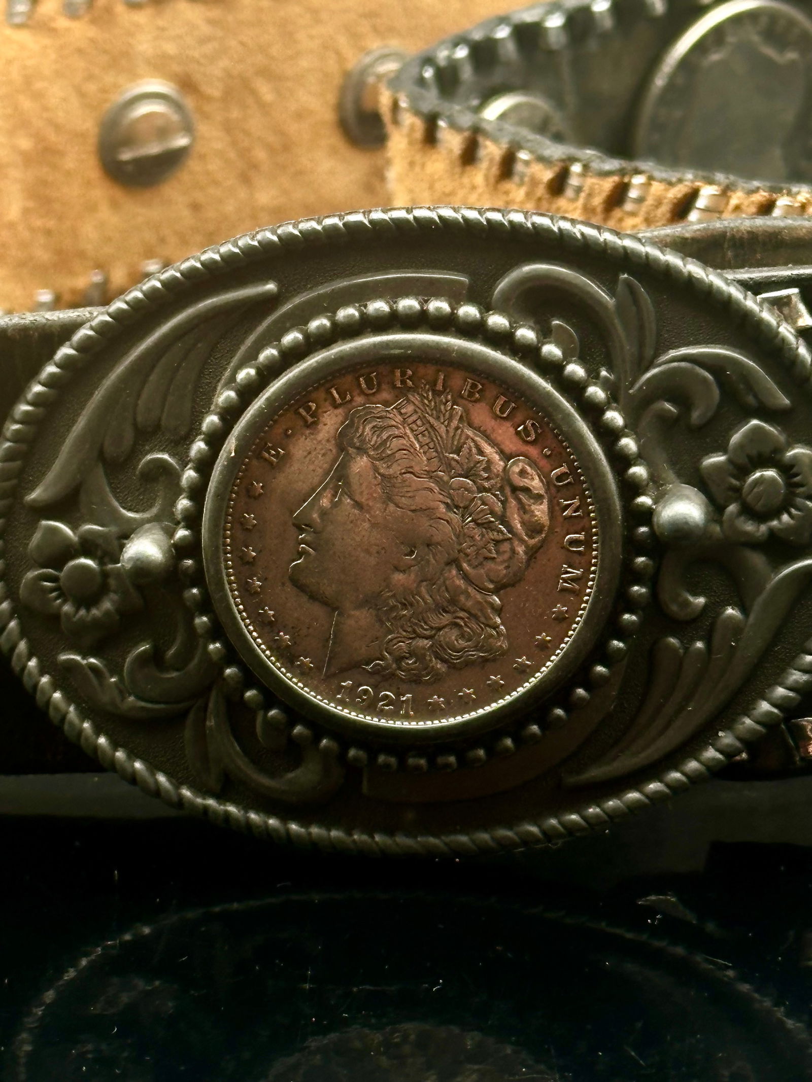 Vintage Heavy Sterling Silver Western Belt Buckle w/ U.S. Silver Coins – 553g: Vintage heavy sterling silver Western belt buckle featuring an ornate hand-worked design and mounted authentic U.S. silver coins, including Morgan, Walking Liberty, Franklin, and Kennedy half dollars.