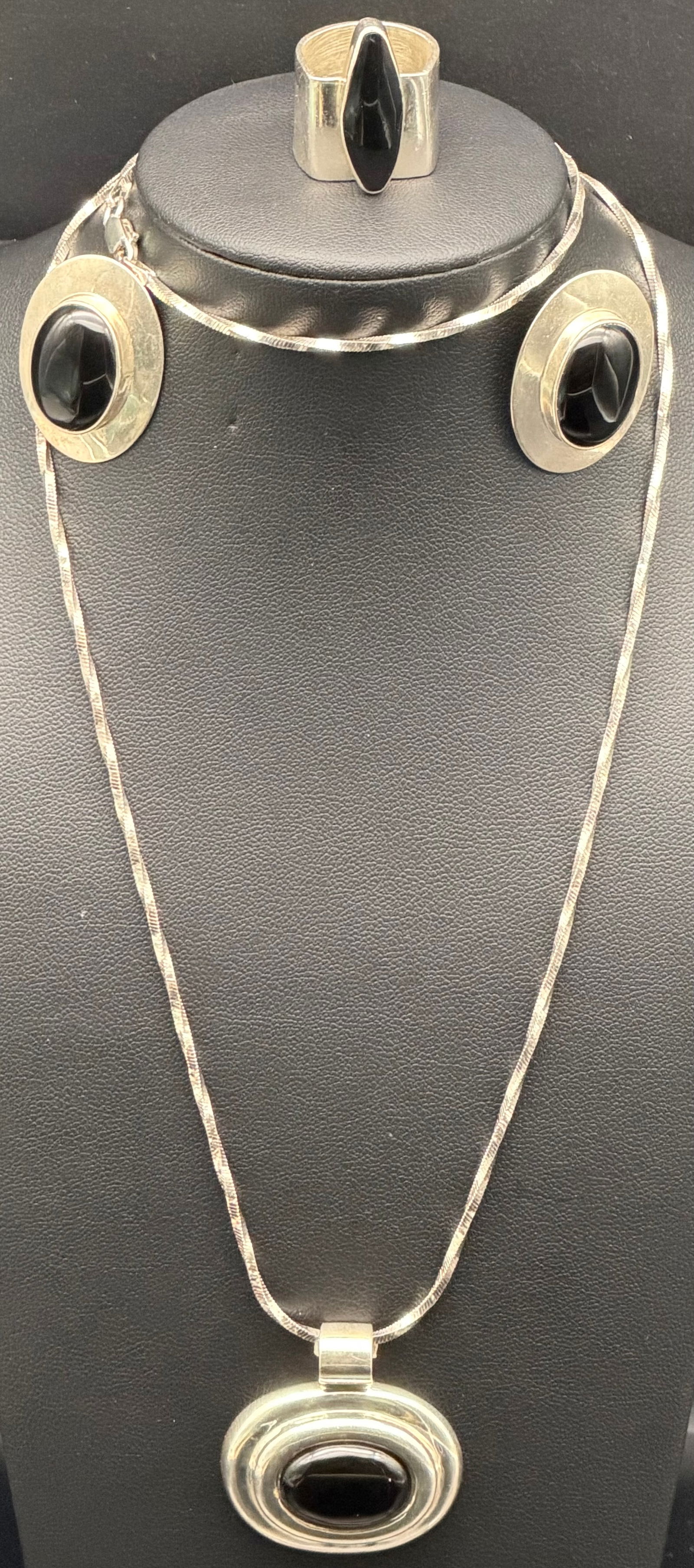 Mexico 925 Sterling Silver Black Onyx Necklace, Earrings & Ring Set – 42g: Elegant matching sterling silver set featuring a sleek black onyx cabochon necklace, coordinating oval onyx earrings, and a bold onyx ring. The clean, modern frames highlight the deep black stones for