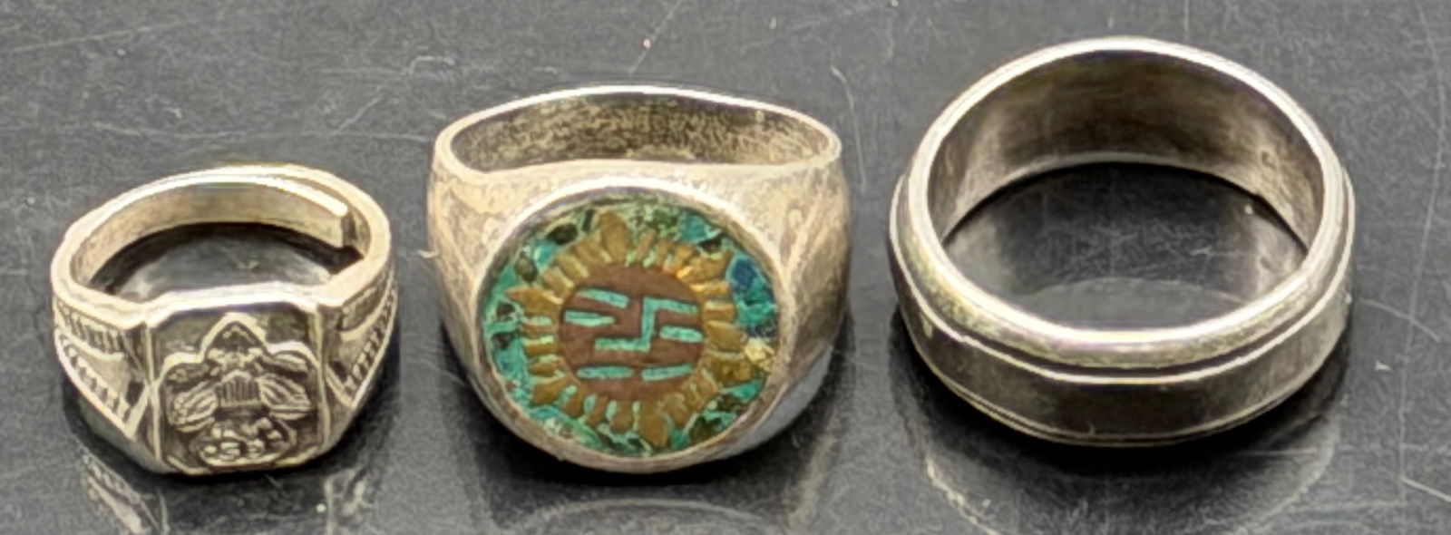 Vintage Southwestern Sterling Silver Sunface Inlay Men’s Ring – 22g: Bold vintage men’s ring crafted in sterling silver, featuring a striking Southwestern sunface motif with colorful turquoise-style stone and mixed metal inlay. Wide, heavy band with strong tribal/Sou