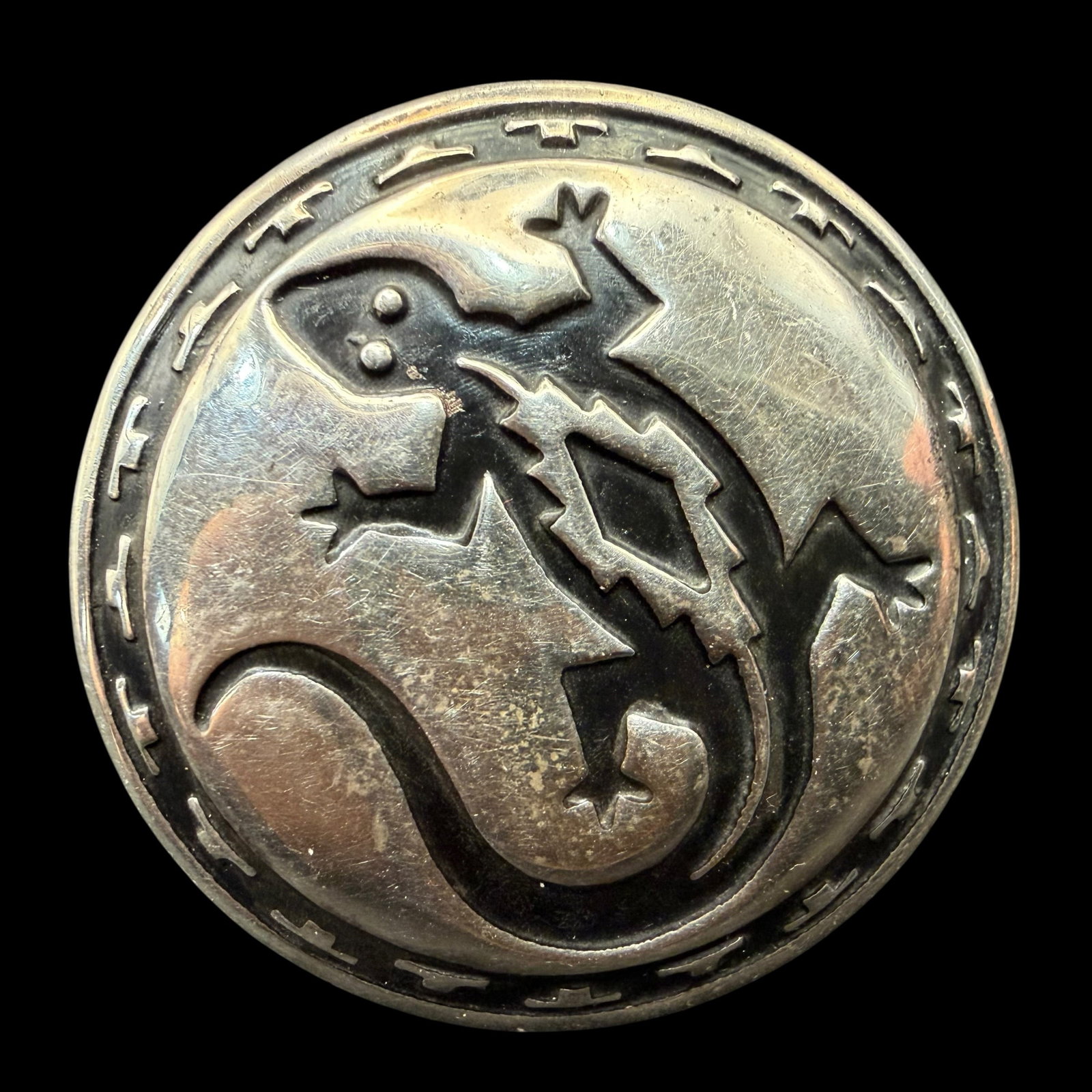 Native American Hopi Lizard Brooch Pin Sterling Silver 1.25” Dia. 8.75g 925: Maker: Unmarked. / Material: Sterling Silver. / Stone: None. / Size: 1 1/4” diameter. / Weight: 8.75 grams. / Condition: Excellent and ready to be enjoyed. / Sold as is. Measurements are approxi