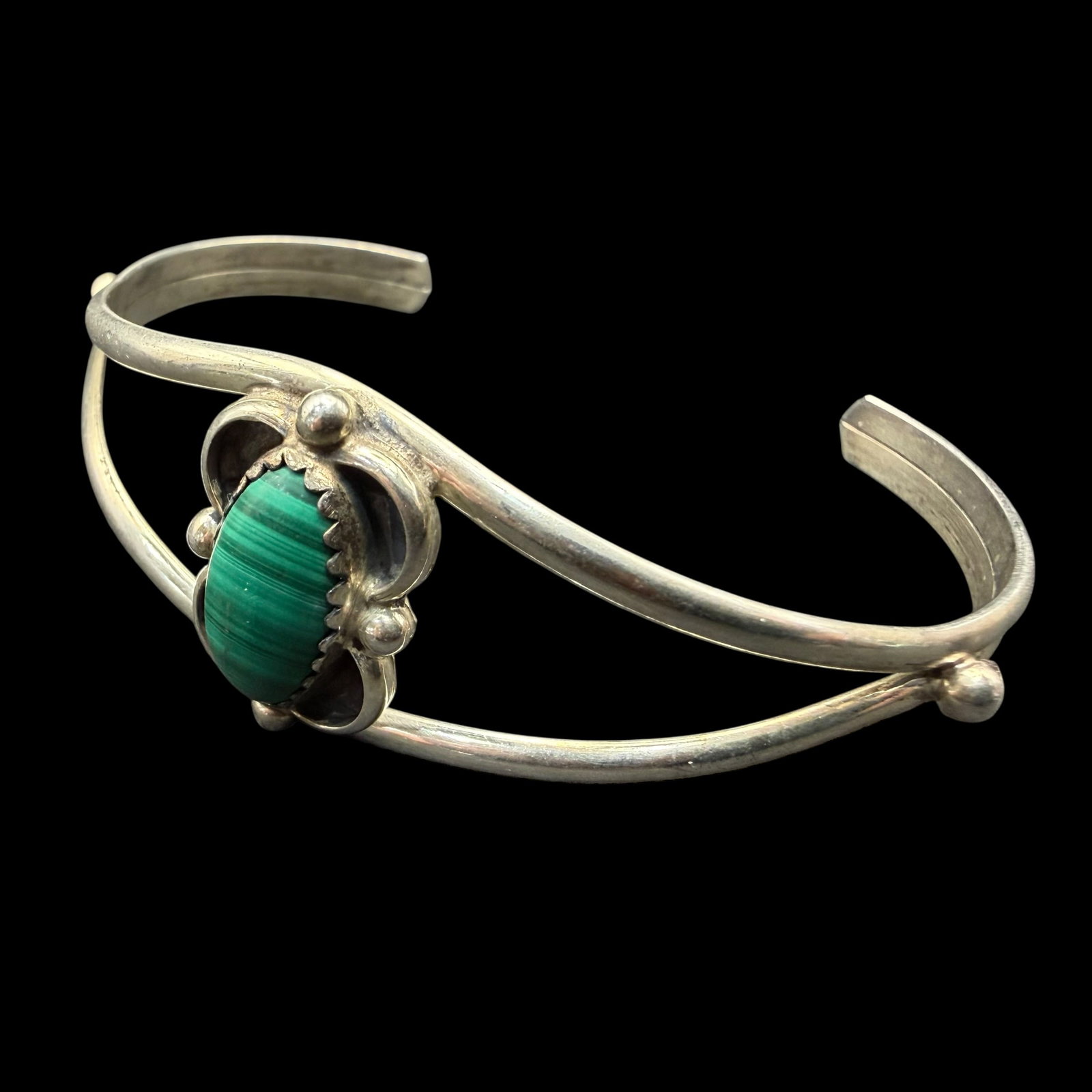 Sterling Silver Green Malachite Native American Old Pawn Cuff Bracelet 9.94g 925: Maker: Unmarked, Old Pawn likely. / Material: Sterling Silver. / Stone: Green Malachite. / Size: 2 5/16” x 1 3/4”. / Weight: 9.94 grams. / Condition: Excellent and ready to be worn and enj