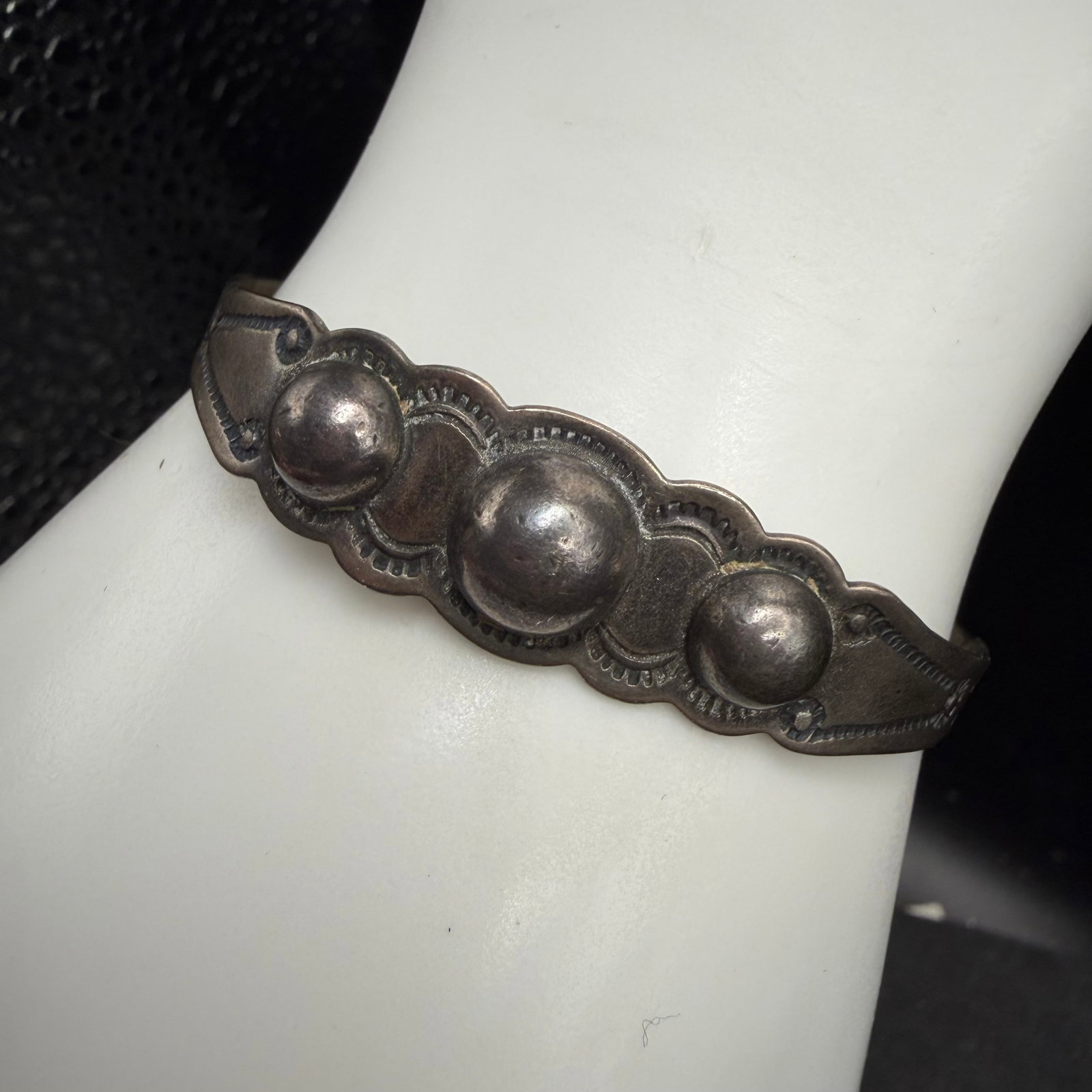 Vintage Sterling Silver Products Fred Harvey Era 900 Coin Silver Bracelet Native American 7.67g: Maker: Silver Products. / Material: .900 Silver. / Stone: None. / Size: Opening 5.3cm x 4.3cm with flex. / Weight: 7.67 grams. / Condition: Excellent, ready to be worn and enjoyed. Old, original patin
