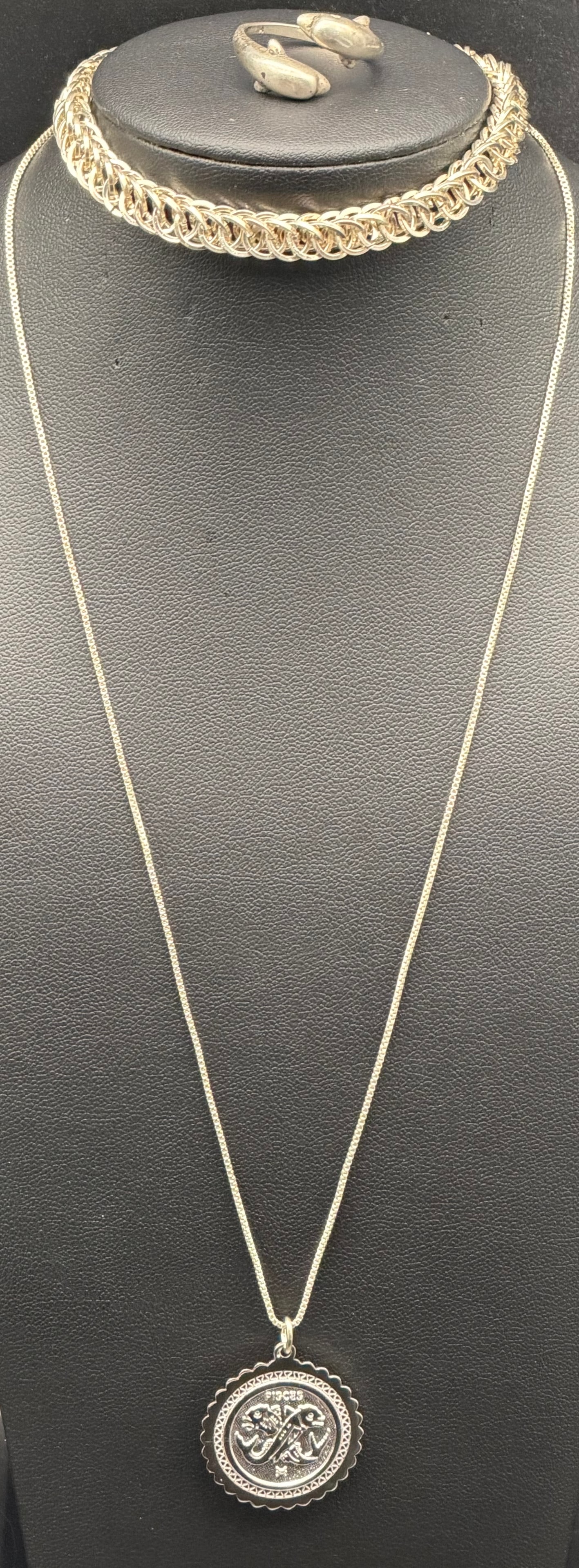 Sterling Silver Ring Necklace Bracelet Set 925 23g: Classic sterling silver (925) jewelry set featuring a ring, necklace with round medallion pendant, and a woven chain bracelet. The pendant has a decorative circular design, giving the set a timeless,