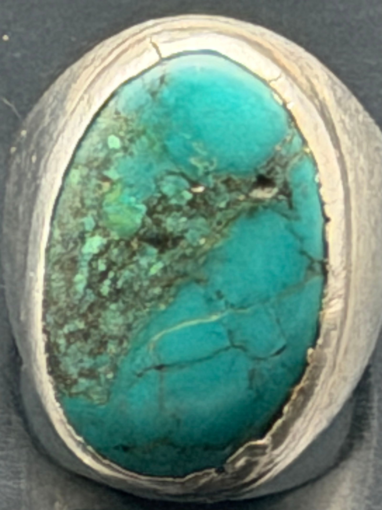 Large Men’s Sterling Silver Turquoise Ring – 39g: Bold vintage men’s ring crafted in solid sterling silver featuring a large natural turquoise stone with beautiful green-blue tones and natural matrix patterns. The ring has a heavy, substantial feel