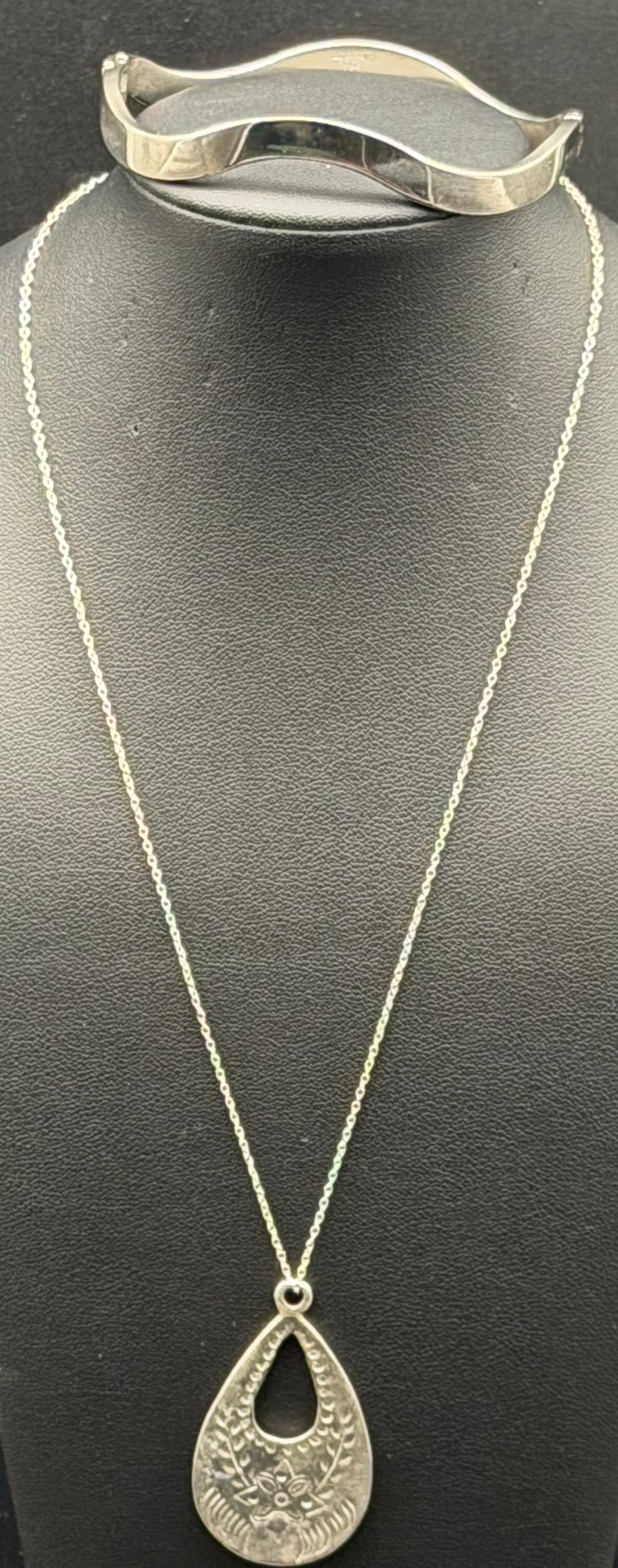 Vintage Sterling Silver 925 Pendant Necklace & Bangle – 30g: Vintage sterling silver (marked 925) necklace and matching wave-style bangle bracelet. Necklace features a decorative teardrop pendant with engraved floral and scroll details on a fine silver chain.