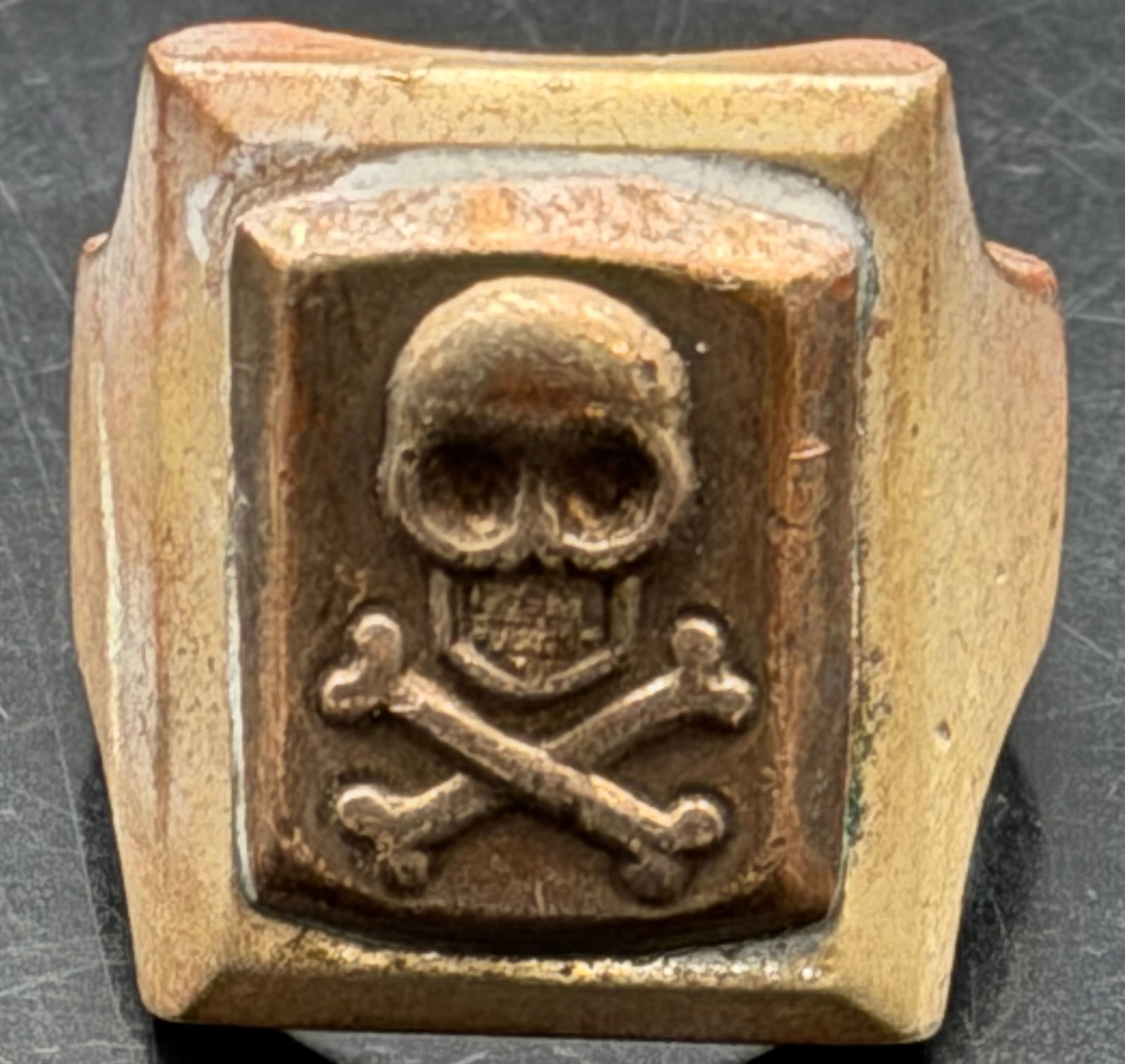 Mexican Sterling Skull Ring – 23g: Vintage Mexican skull & crossbones men’s ring, heavy solid build, 23 grams total weight. Bold gothic/biker style front with deep relief detail.