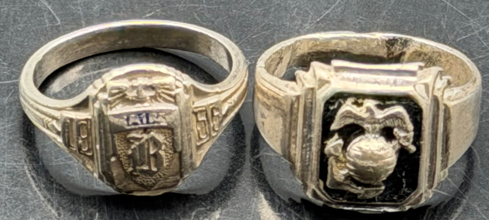 Vintage Sterling Men’s Rings Lot – 11g: Lot of two vintage men’s sterling silver rings, total weight 11 grams. One is a class/signet style ring with letter center and year-style shoulders, the other features a raised Eagle / Globe / Ancho