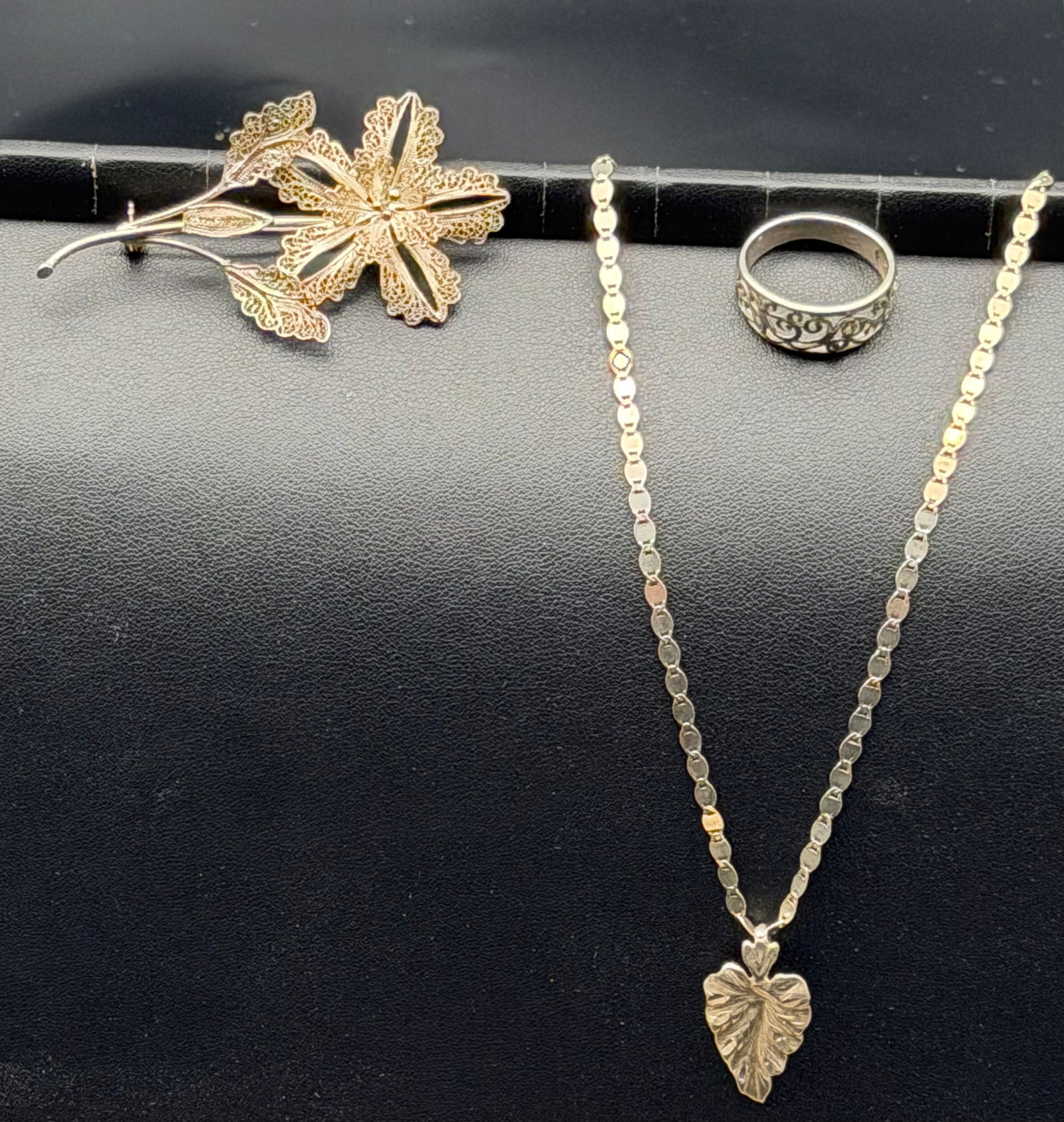 925 Italy Sterling Silver Leaf Set Necklace, Ring and Brooch 15g: Vintage Italian sterling silver jewelry set stamped 925 Italy, including leaf pendant necklace, detailed filigree leaf brooch, and patterned band ring. Gold-tone over sterling silver with fine openwor