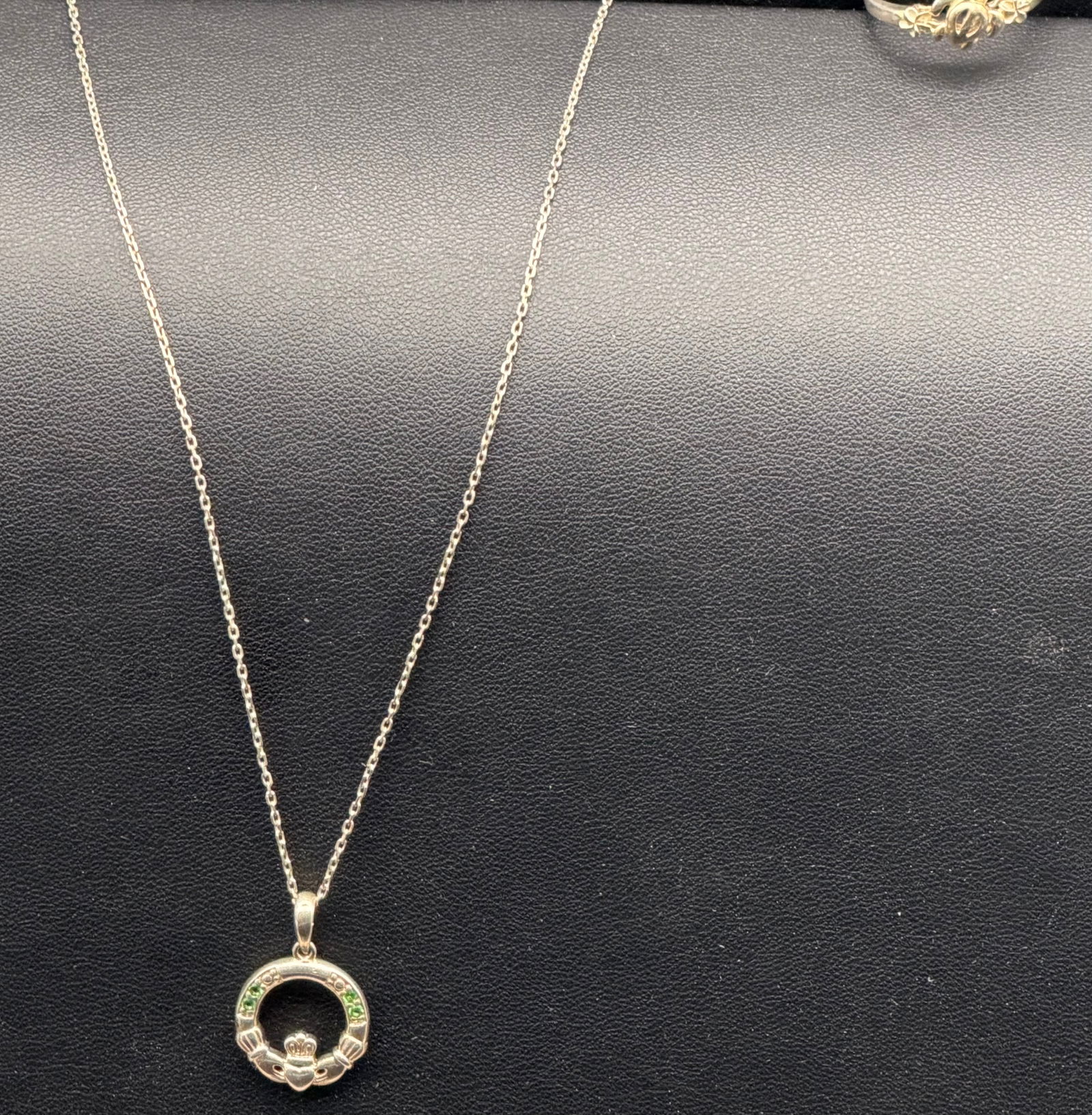 Solvar 925 Sterling Silver Claddagh Necklace & Ring Set – 5g: Vintage Solvar Irish Claddagh necklace and matching ring set in solid sterling silver. Both pieces are marked 925, with the pendant also stamped SOLVAR. Features the traditional Claddagh symbol repres