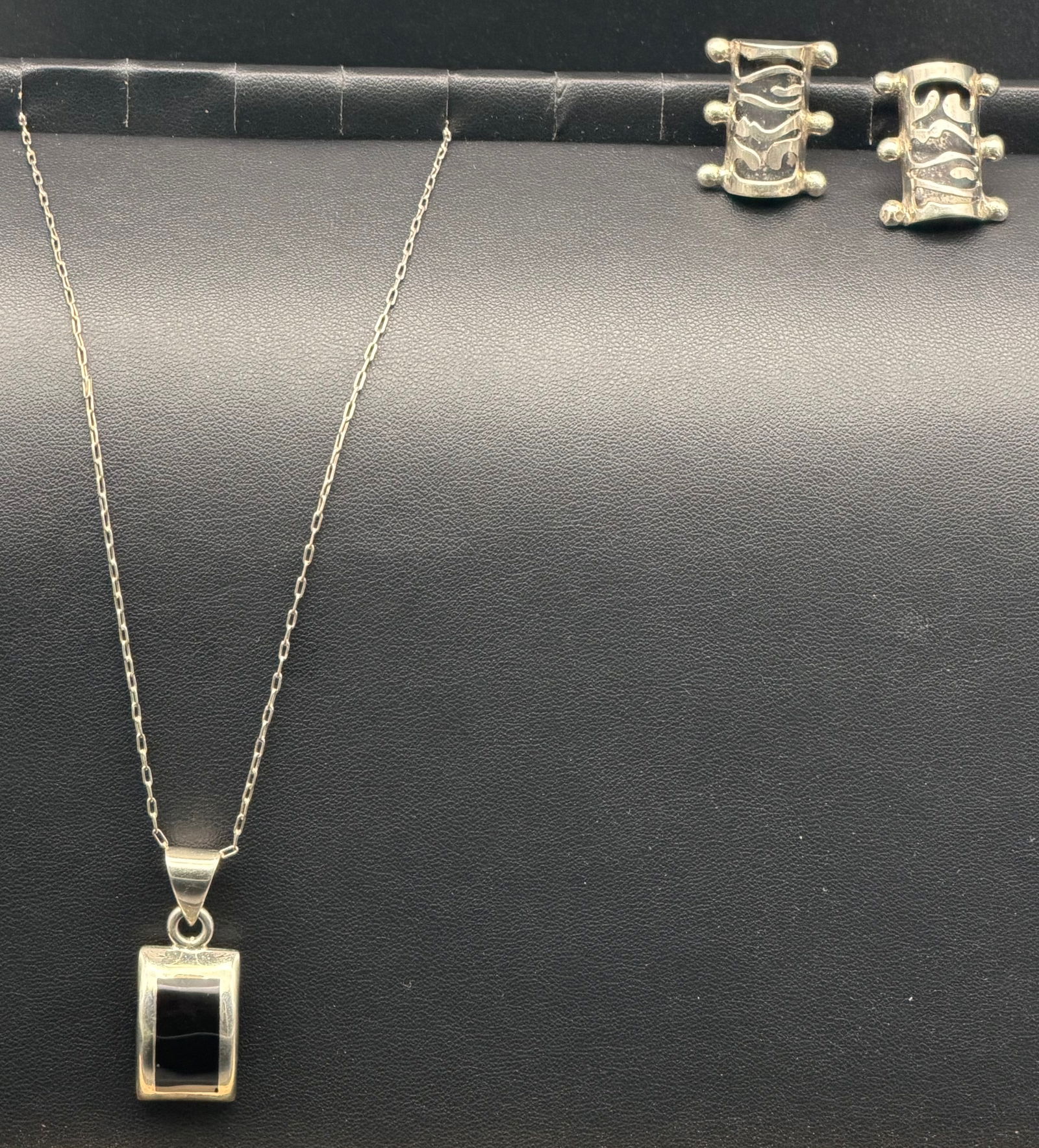 Sterling Silver 925 Black Onyx Pendant Necklace & Mexico 925 Sterling Silver Earrings Set 18g: Elegant vintage sterling silver jewelry set featuring a rectangular black onyx pendant necklace with matching Mexican sterling silver earrings marked MEXICO 925 on the back.Pendant is bezel-set in a c