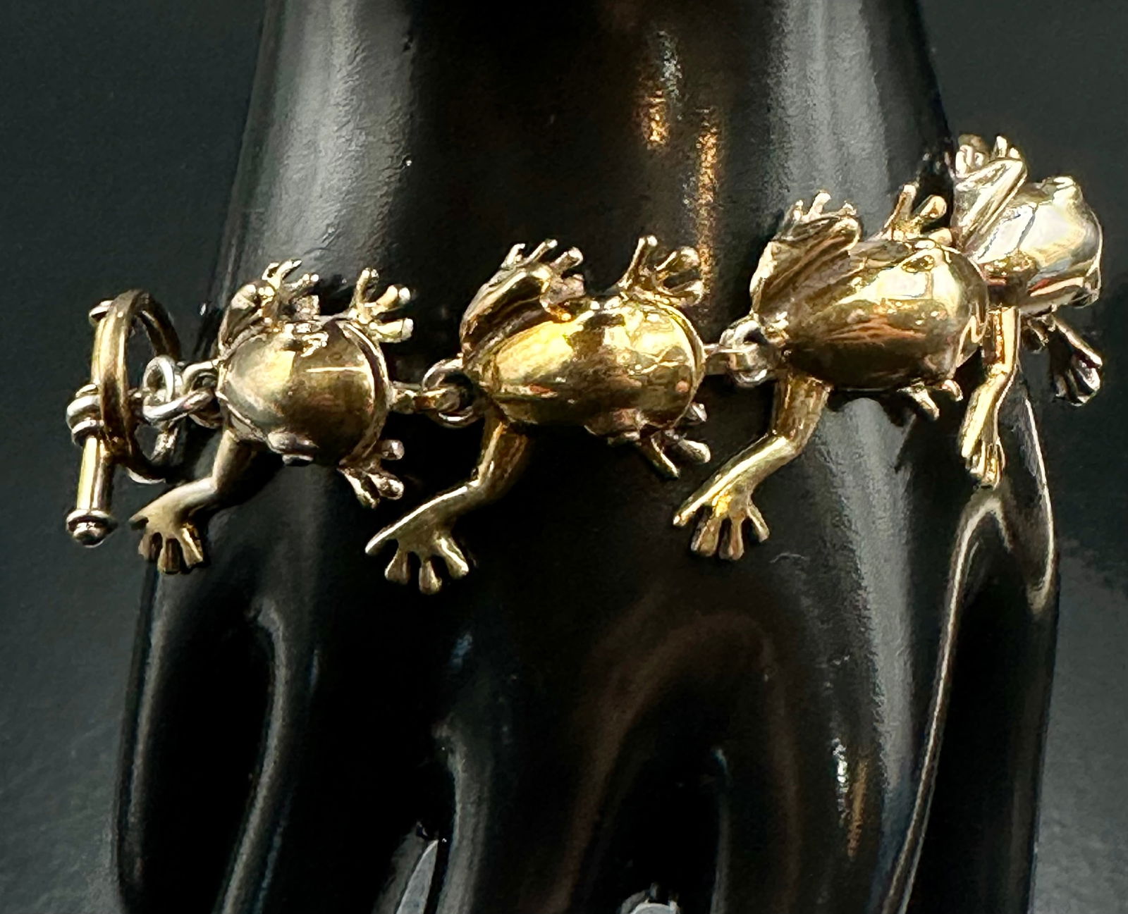 Sterling Silver 925 Frog Link Bracelet 50g: Vintage sterling silver articulated frog link bracelet featuring detailed sculpted frog motif links with attractive two-tone finish. Marked 925. Toggle style clasp. Total weight approximately 50 grams