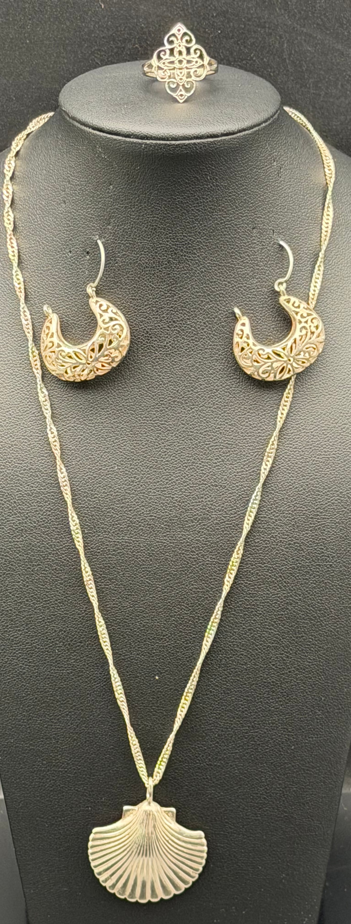 Vintage Sterling Silver 925 Jewelry Set – Necklace, Earrings & Ring – 20g: Elegant vintage sterling silver jewelry set marked 925 and STER (shown in photos), including a detailed shell pendant necklace, matching filigree-style drop earrings, and a coordinating ring. The pend