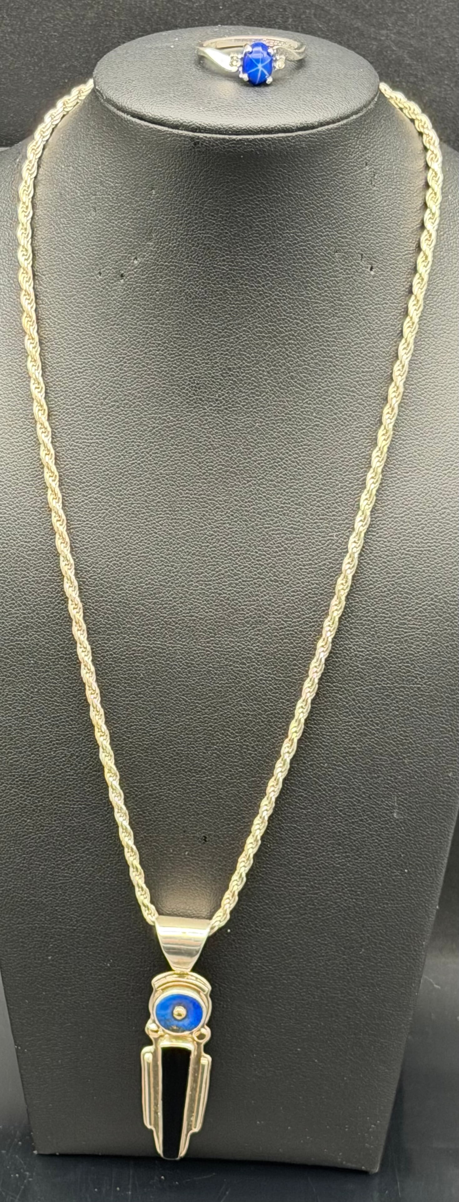 925 Italy Sterling Silver Blue Stone Pendant Necklace + Ring Set – 24g: Matching sterling silver necklace and ring set, both stamped 925 Italy with maker’s mark (KLE). Features a rope-style chain with a modern circular blue stone / evil eye style pendant and coordinatin