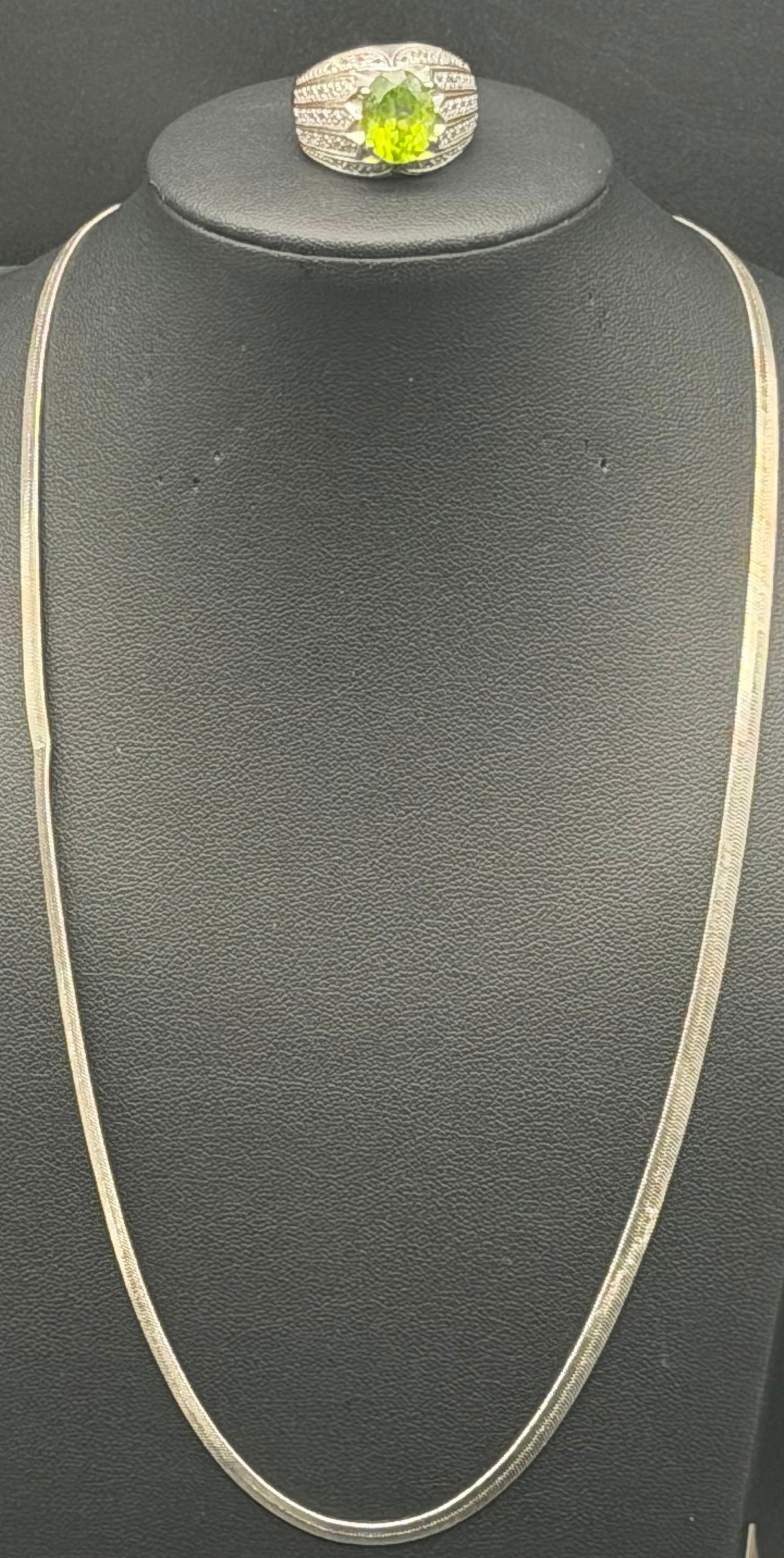 Beautiful 925 Sterling Silver Thailand Herringbone Necklace & Green Stone Ring Set 15g: Beautiful vintage sterling silver jewelry set including a flat herringbone necklace and matching statement ring. Both pieces are marked 925 Thailand. The ring features a vivid green faceted center sto