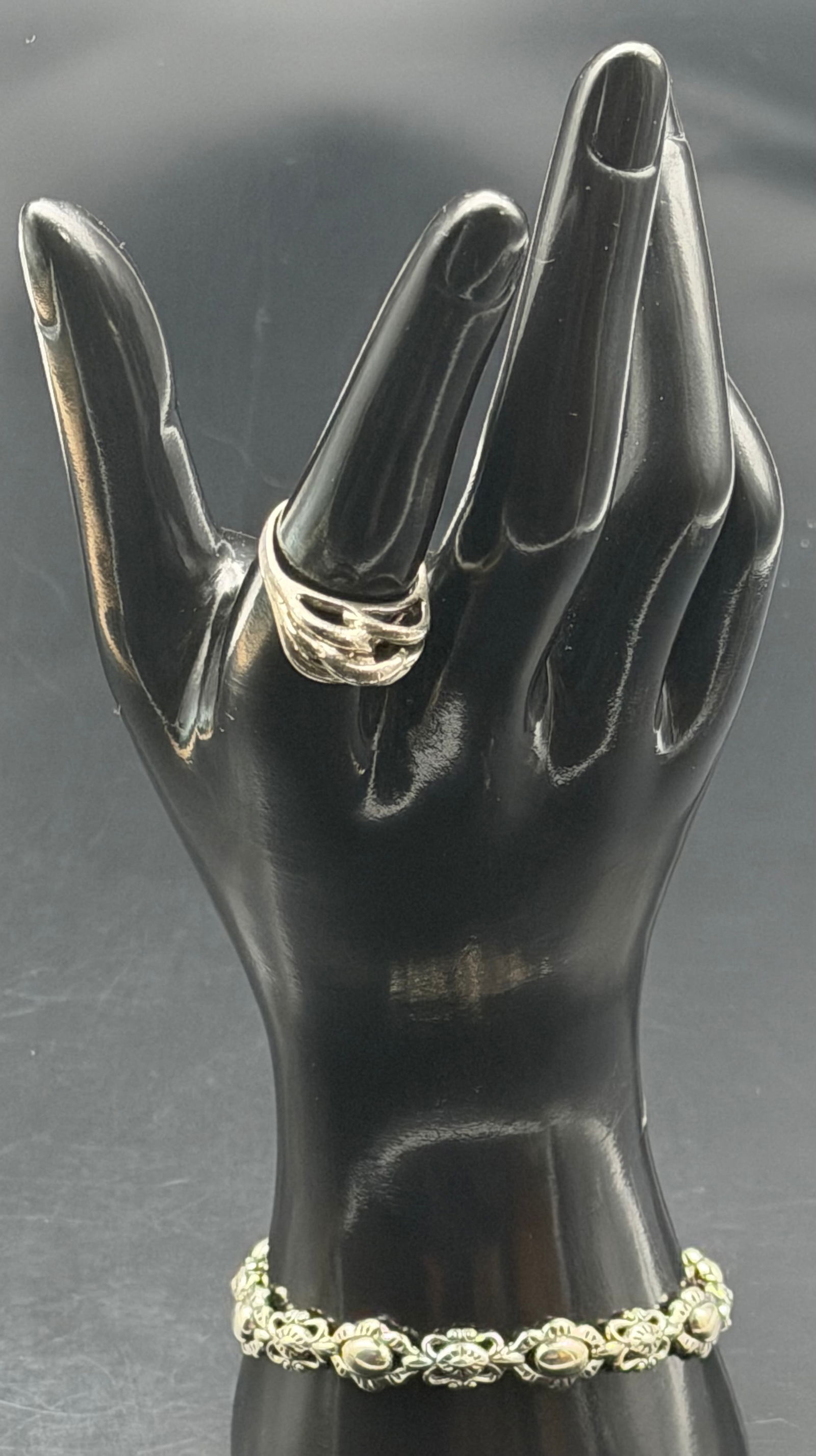 Vintage 925 Sterling Silver Floral Link Bracelet & Ring Set 23g: Beautiful vintage sterling silver jewelry set including a detailed floral link bracelet and matching multi-band crossover ring. Bracelet clasp is stamped 925 (Thai sterling silver maker). Raised flowe