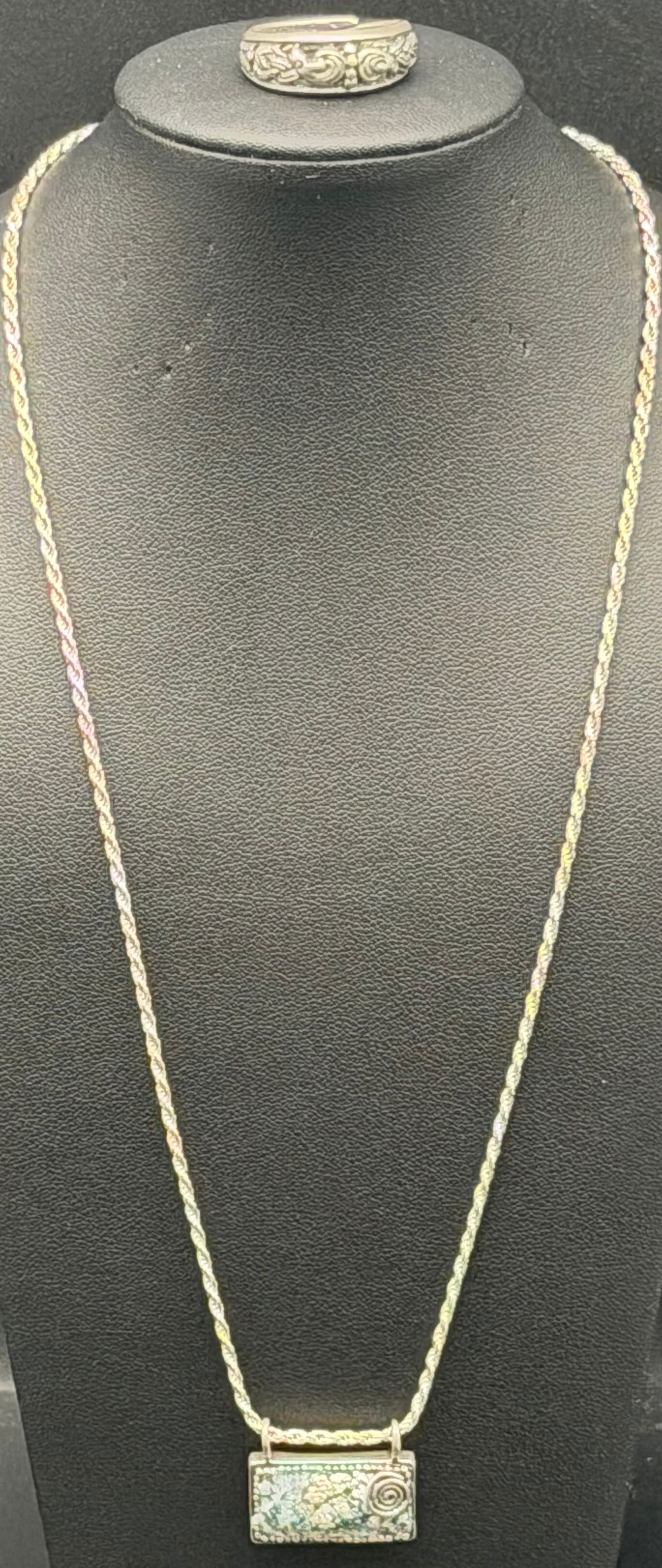 Vintage 925 Sterling Silver Necklace & Engraved Band Ring Set Vintage Scroll Design 16g: Elegant sterling silver jewelry set including a textured pendant necklace and matching engraved band ring.