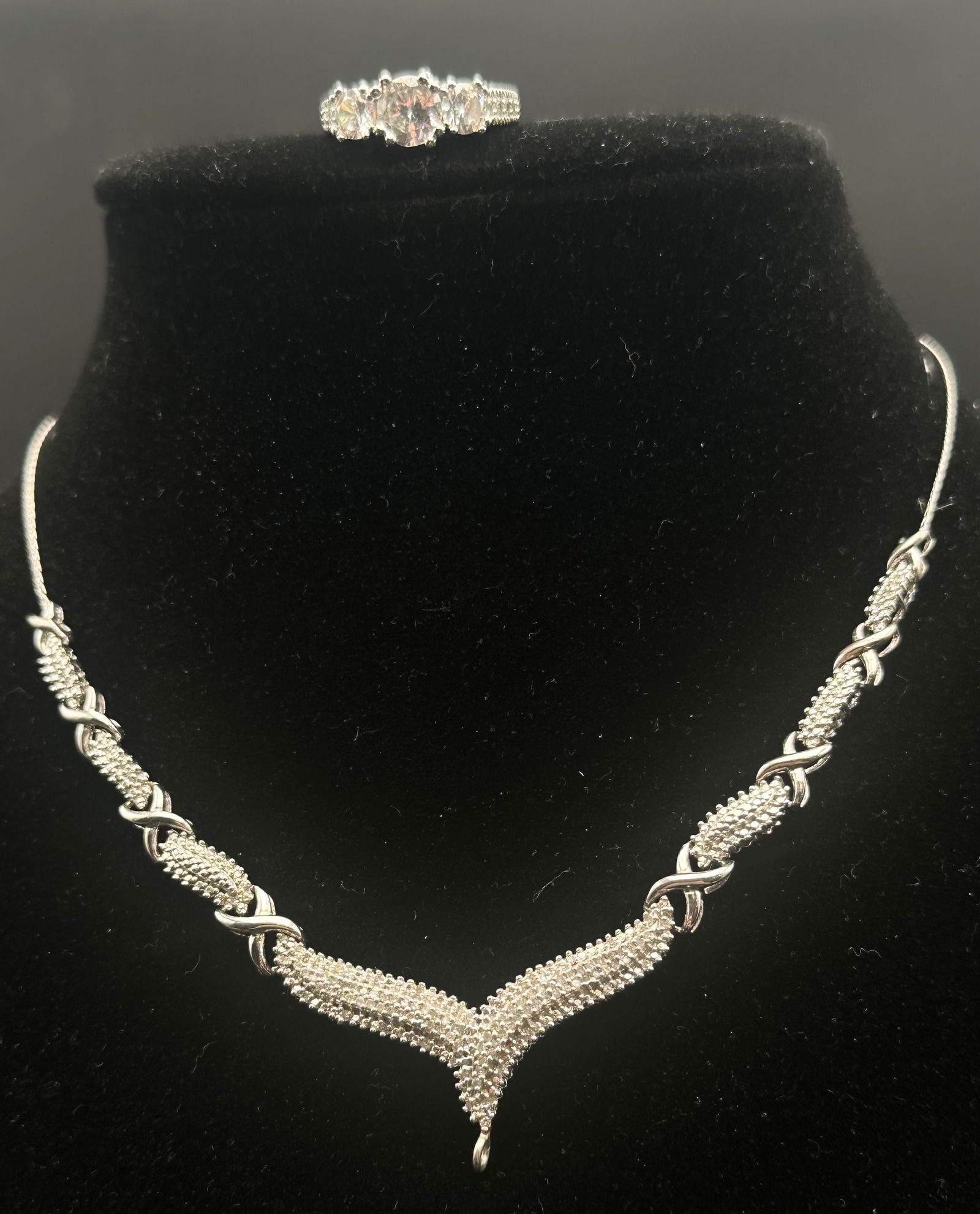 Sterling Silver 925 SUNI Necklace & 3-Stone Ring Set – 15g: Sterling silver necklace and matching three-stone ring set. Marked 925 and SUNI. Modern textured V-design with clear stones. Total weight 15 grams. Excellent wearable condition.