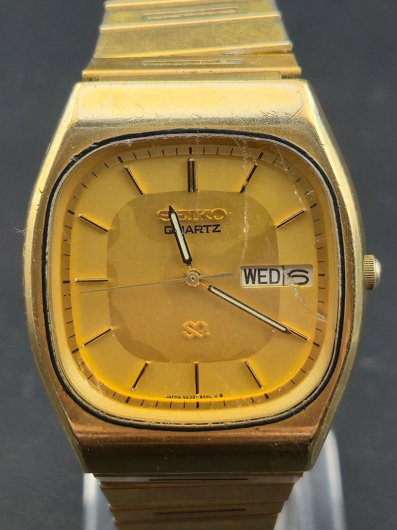 Seiko Quartz Day Date Gold Tone Base Metal Wristwatch 33mm Ref 8223 5359 circa 1980s Untested (1 of 9)
