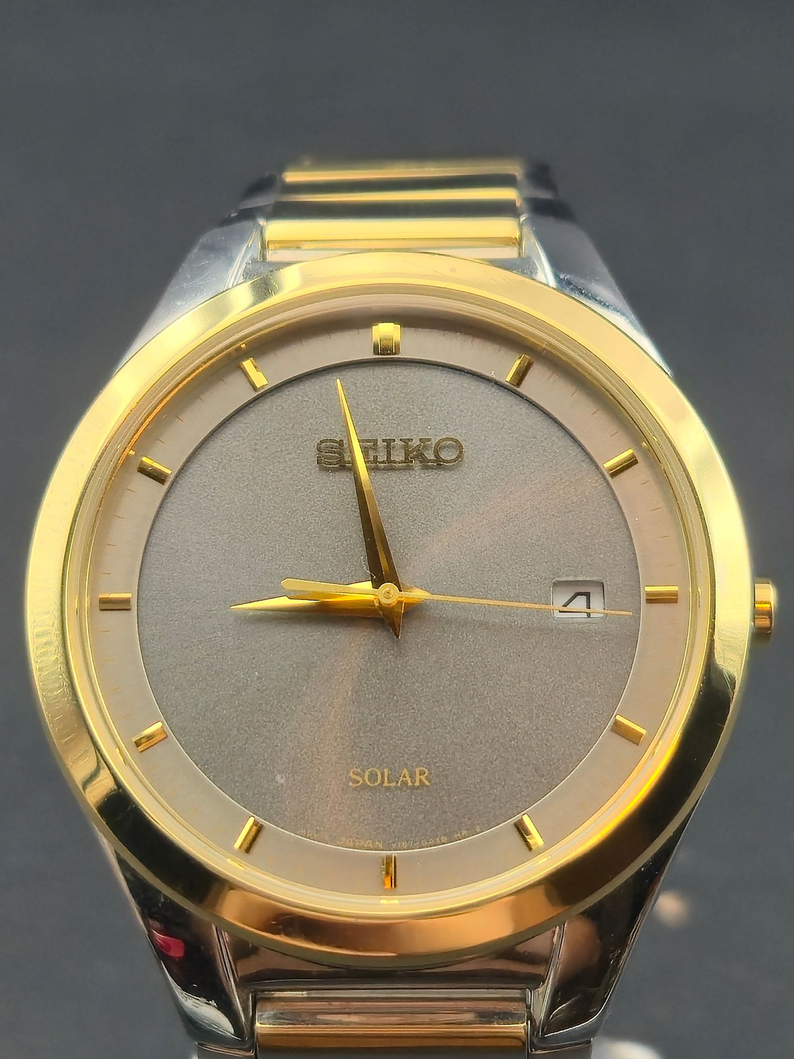 Seiko Solar Quartz Two Tone Stainless Steel Wristwatch Silver Dial Date 39mm Ref V157-0AN0 circa 201 (1 of 9)