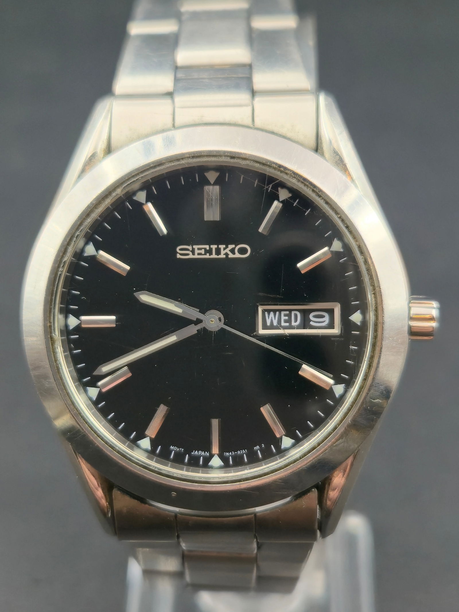 Seiko 7N43-9070 Quartz Wristwatch Stainless Steel Black Dial Day Date (1 of 9)
