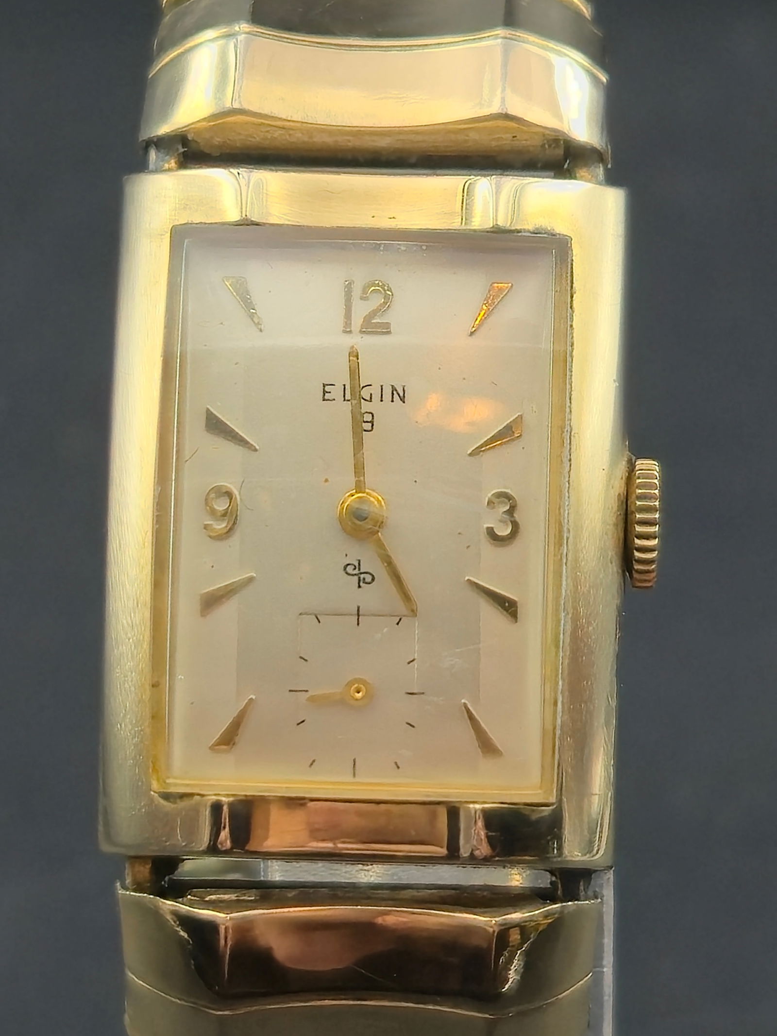 1950s Elgin Rectangular Cal. 671 19J 10K Gold-Filled Wristwatch: Vintage Elgin rectangular wristwatch from the 1950s, powered by a mechanical manual-wind Elgin Caliber 671 movement with 19 jewels, clearly stamped “ELGIN 671 U.S.A. 19 JEWELS.”The watch featu