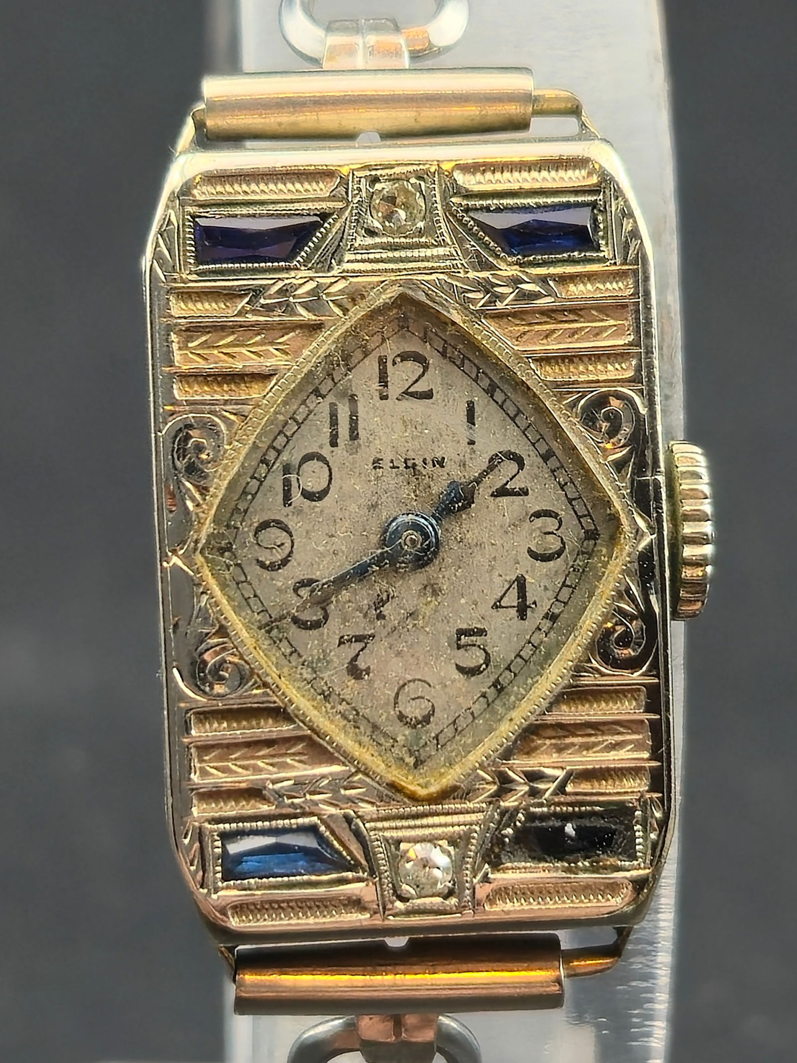 1930s Elgin Ladies Art Deco Wristwatch 14K White Gold Filled 16.6mm: Vintage Elgin ladies Art Deco wristwatch featuring a mechanical hand-wound movement, clearly marked 15 jewels on the movement.The watch is housed in a 14K white gold-filled case manufactured by Illino