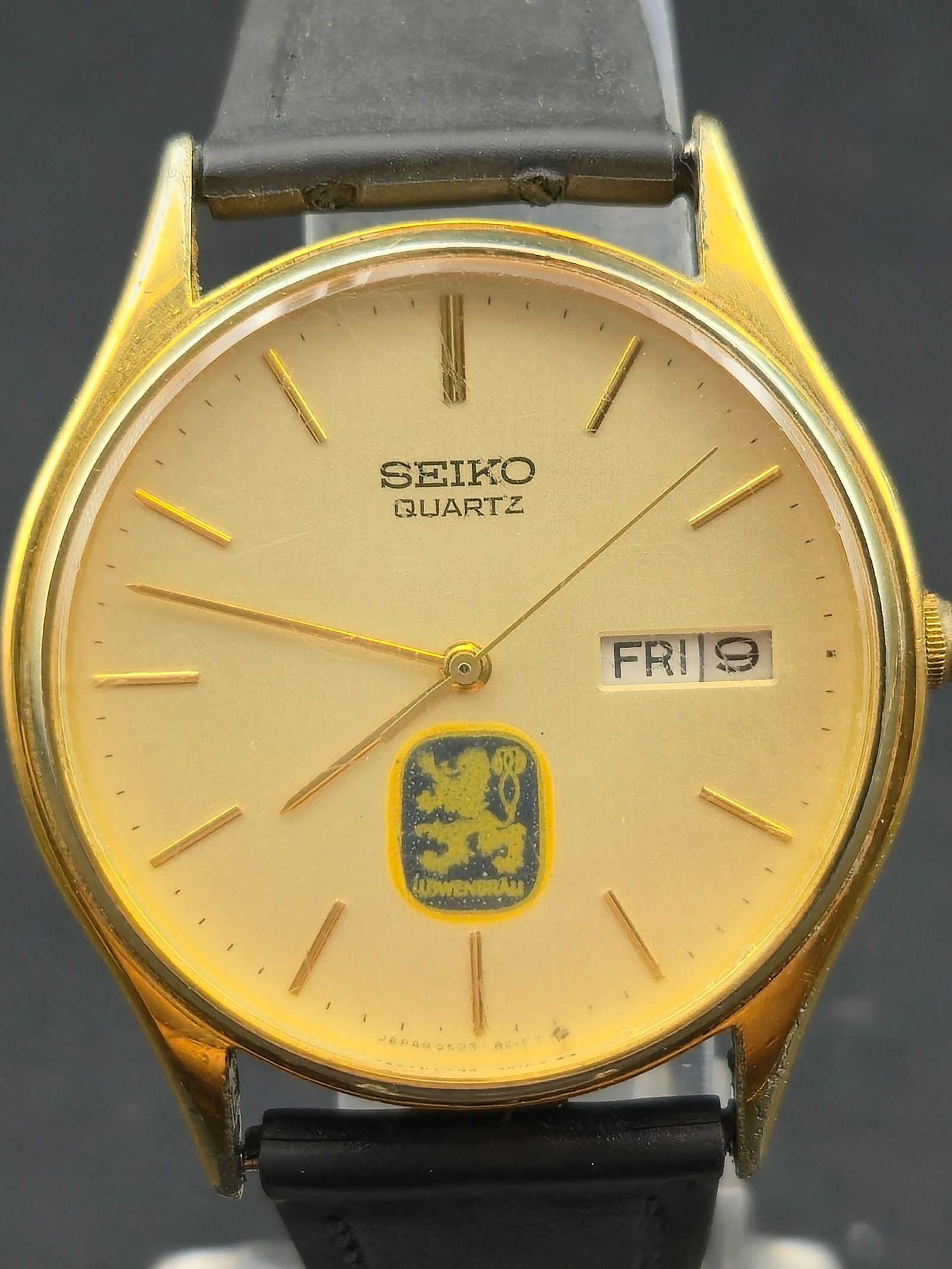 1980s Seiko Quartz Day Date Lowenbrau Logo Dial 34mm Gold Tone Swiss Promo Watch Running (1 of 9)