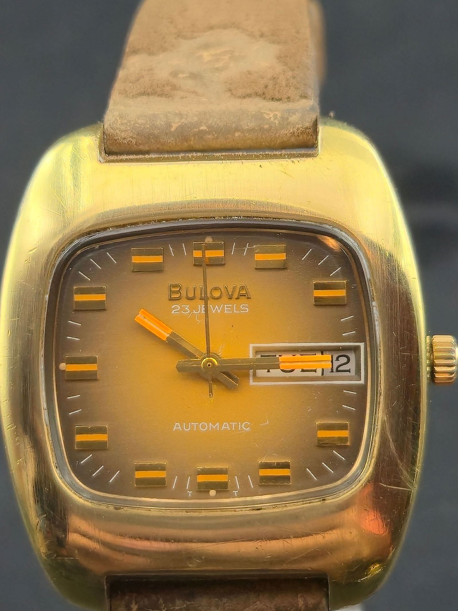 1974 Bulova 23 Jewels Automatic Day Date 11AOACB 33mm Gold Tone Stainless Steel Back Watch (1 of 11)