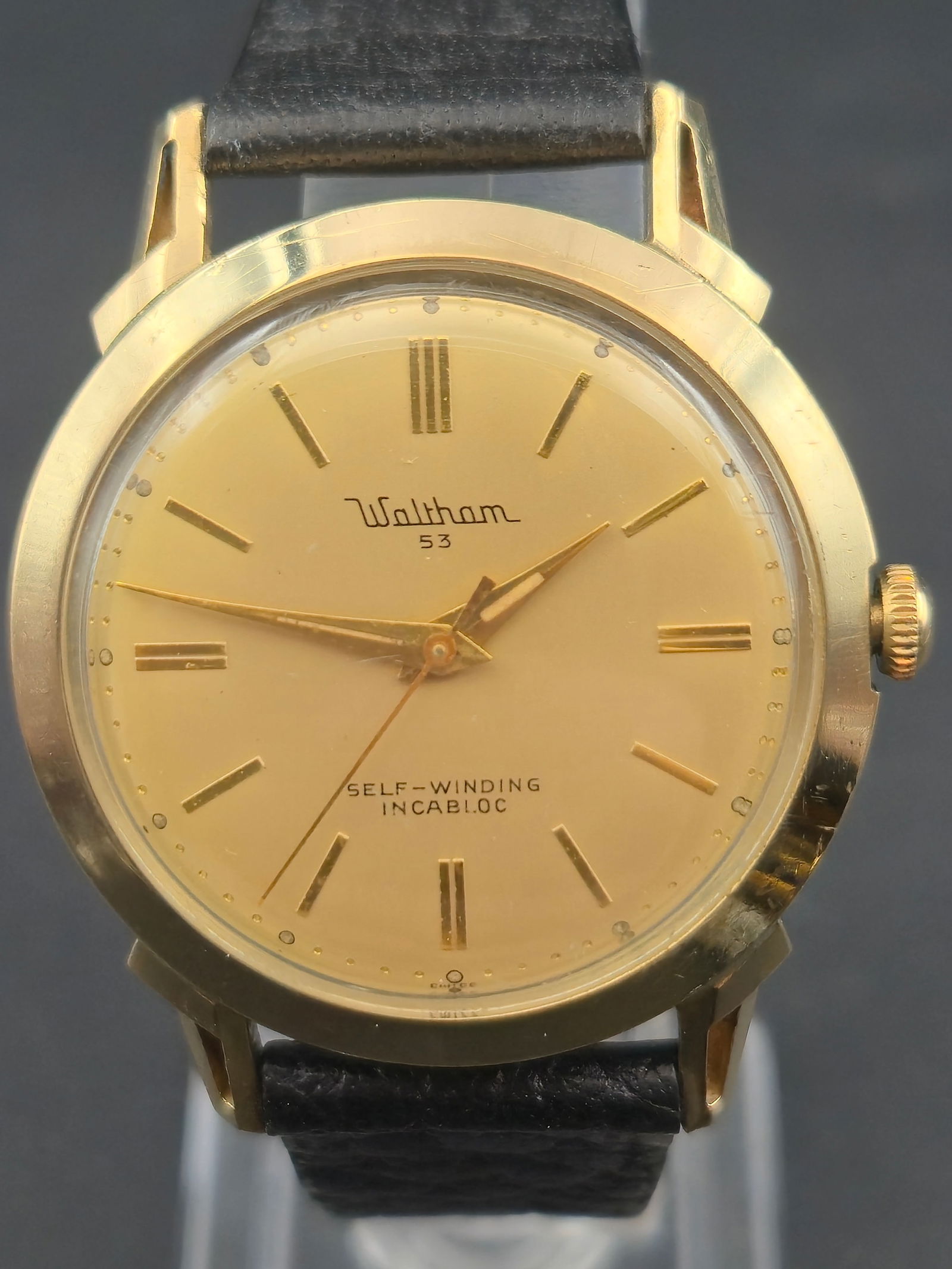 1950s Waltham R-300 53J Automatic 10K Gold Filled Bezel 35mm Swiss Watch: 1950s Waltham self-winding wristwatch powered by the R-300 automatic movement with 53 jewels, Swiss made. Champagne dial signed “Waltham 53” with applied gold tone markers and matching hands,