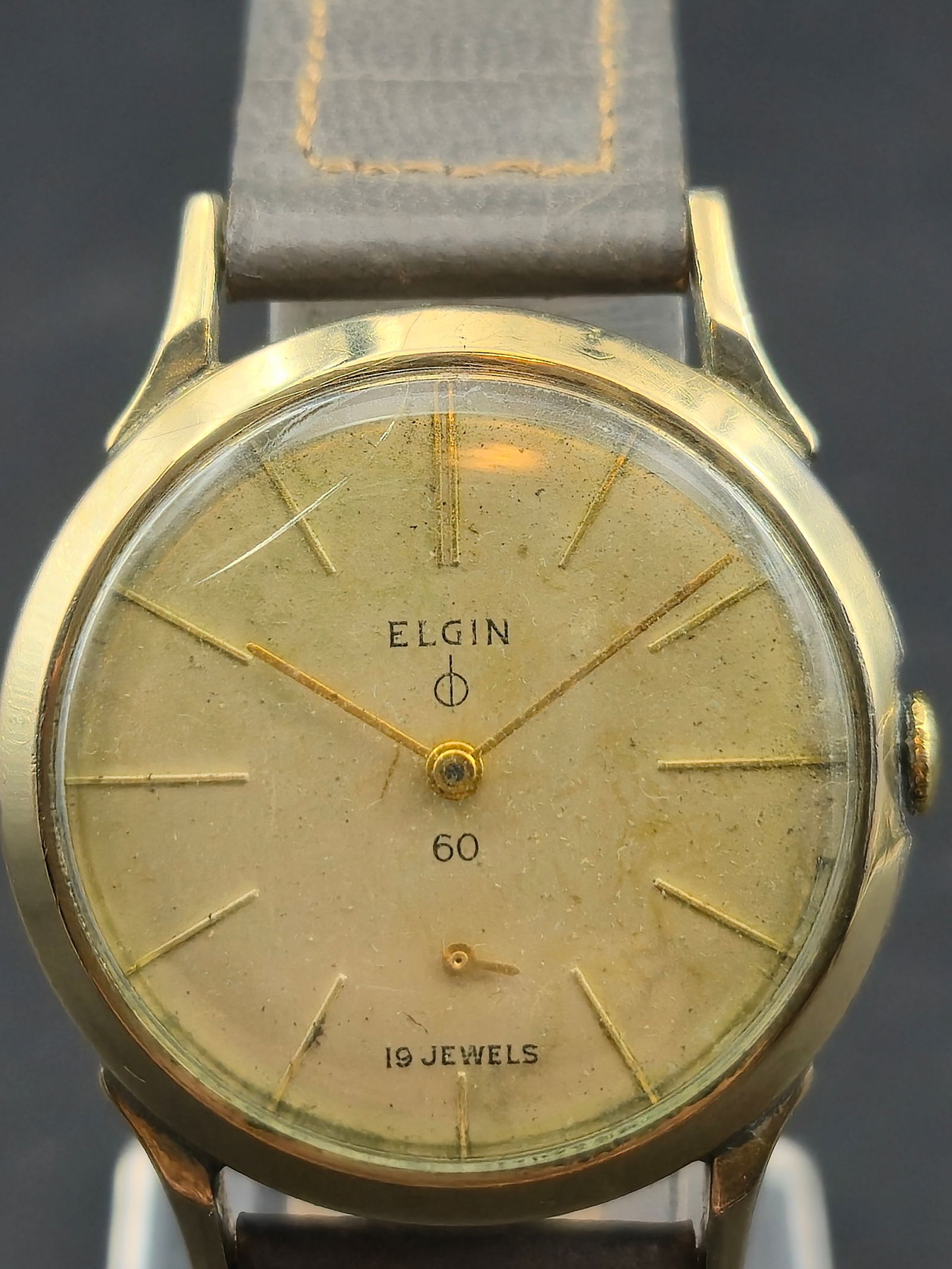 1950s Elgin Cal 732 19J 31mm 10K RGP Sub Seconds Manual Wind: Vintage 1950s Elgin manual wind wristwatch featuring a silver crosshair dial with applied gold tone markers and recessed sub seconds at 6. The dial is marked Elgin 19 Jewels and displays the classic m
