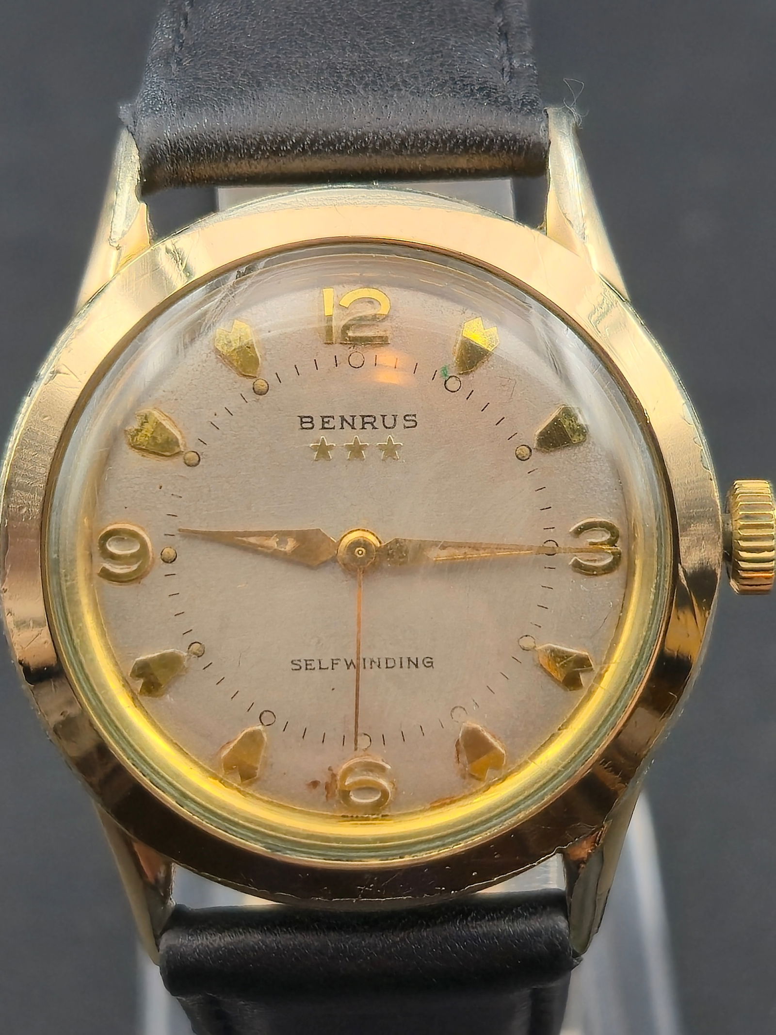 1950s Benrus 3 Star Selfwinding 34mm Gold Tone Automatic: Vintage 1950s Benrus “3 Star” automatic featuring original silver sunburst dial with applied gold Arabic numerals at 12, 3, 6, and 9 and faceted gold arrowhead markers. Dial signed BENRUS with