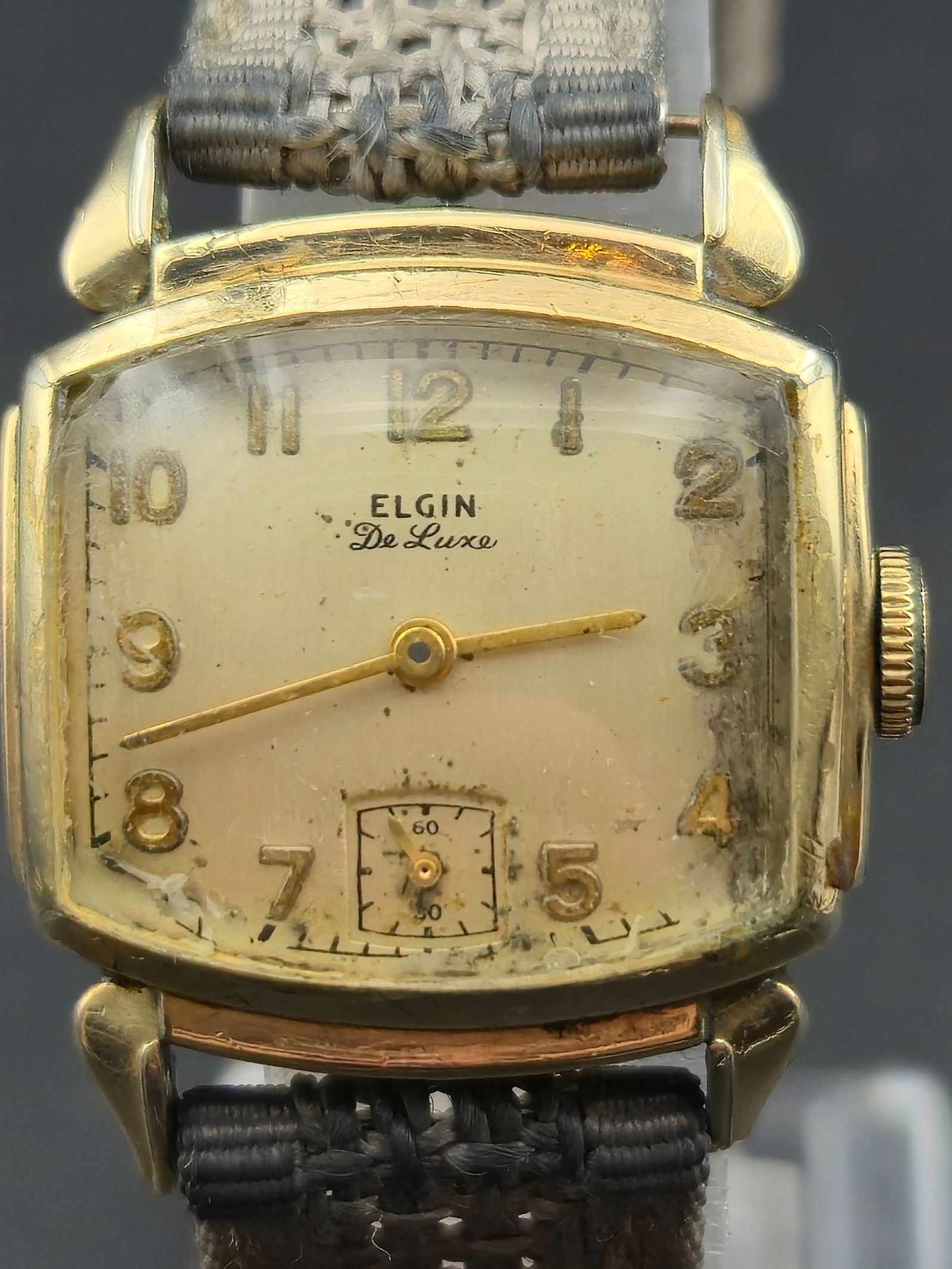 1940s Elgin De Luxe Cal 555 17J 10K Gold Filled Sub Seconds 25mm Running: Vintage 1940s Elgin De Luxe wristwatch powered by the Elgin caliber 555 manual wind movement with 17 jewels. Movement marked Elgin 555 U.S.A. serial E183554. Cushion case marked 10K gold filled, made