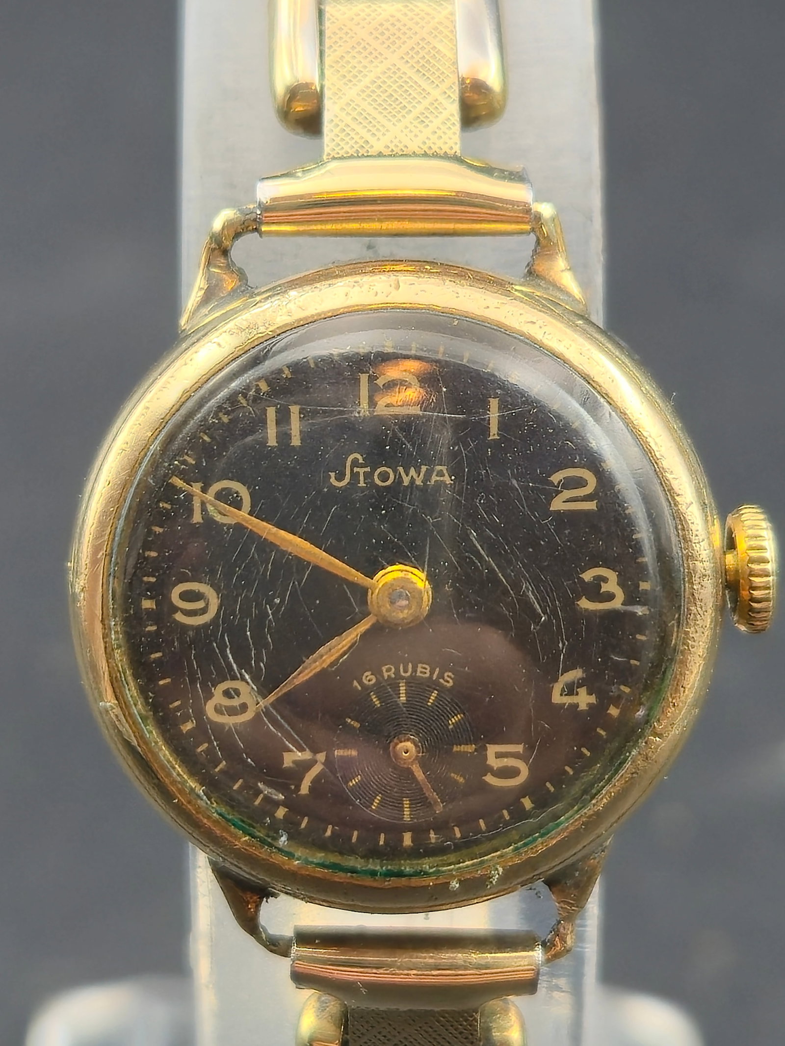1940s Stowa 16 Rubis 20 Micron Gold Double 22mm Running: Vintage 1940s Stowa manual wind wristwatch featuring a black dial with Arabic numerals and sub seconds at 6. Dial marked Stowa and 16 Rubis. Movement signed Stowa and marked Fear. Case back marked Wal