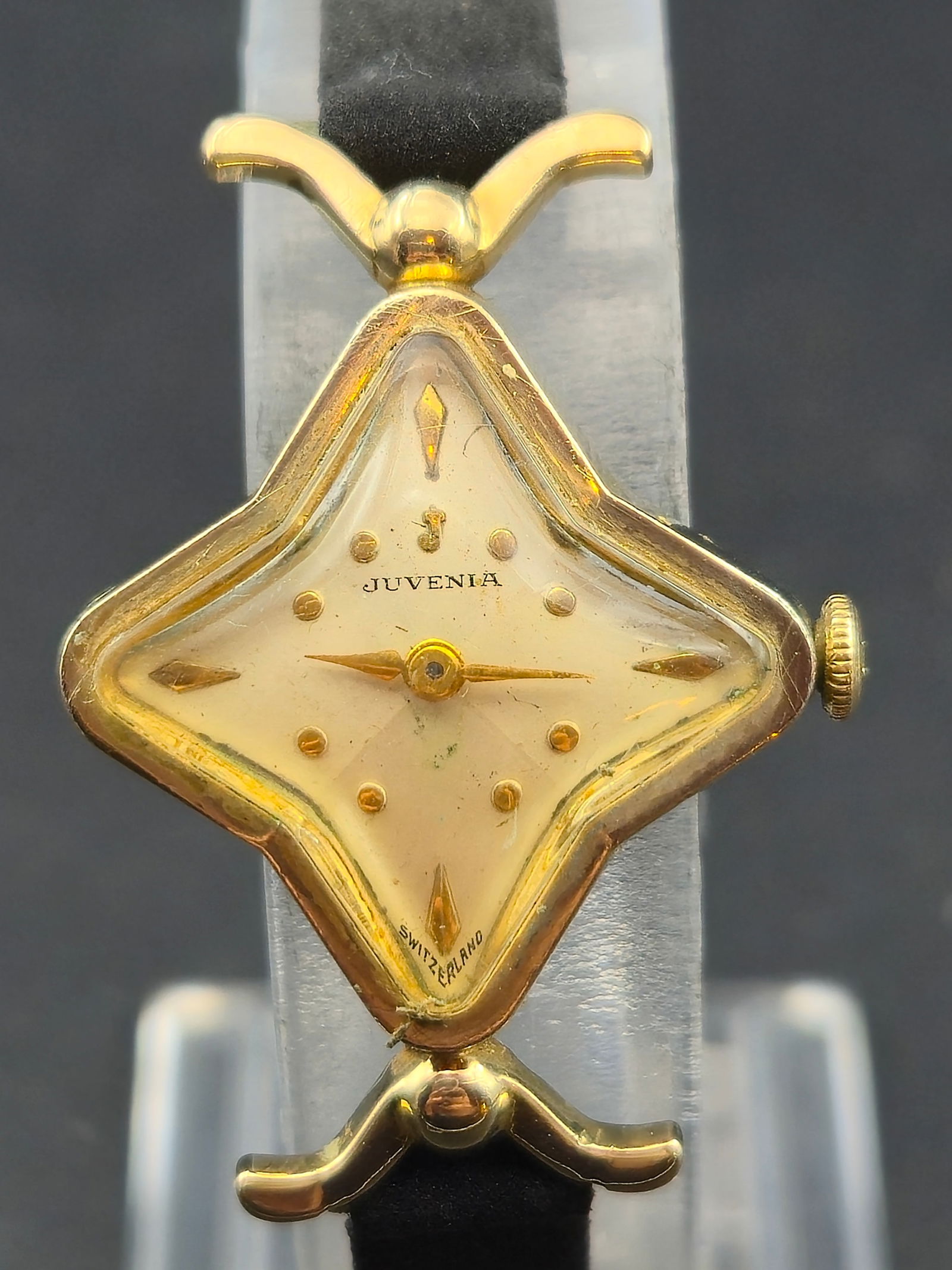 1940s Juvenia 17J Diamond Case 40 Micron Gold Plate Ladies 26mm Swiss: Vintage 1940s Juvenia ladies wristwatch featuring a distinctive diamond shaped case. Cream dial with applied gold tone markers and hands, signed Juvenia and Switzerland. Movement signed Juvenia Mfg Fa