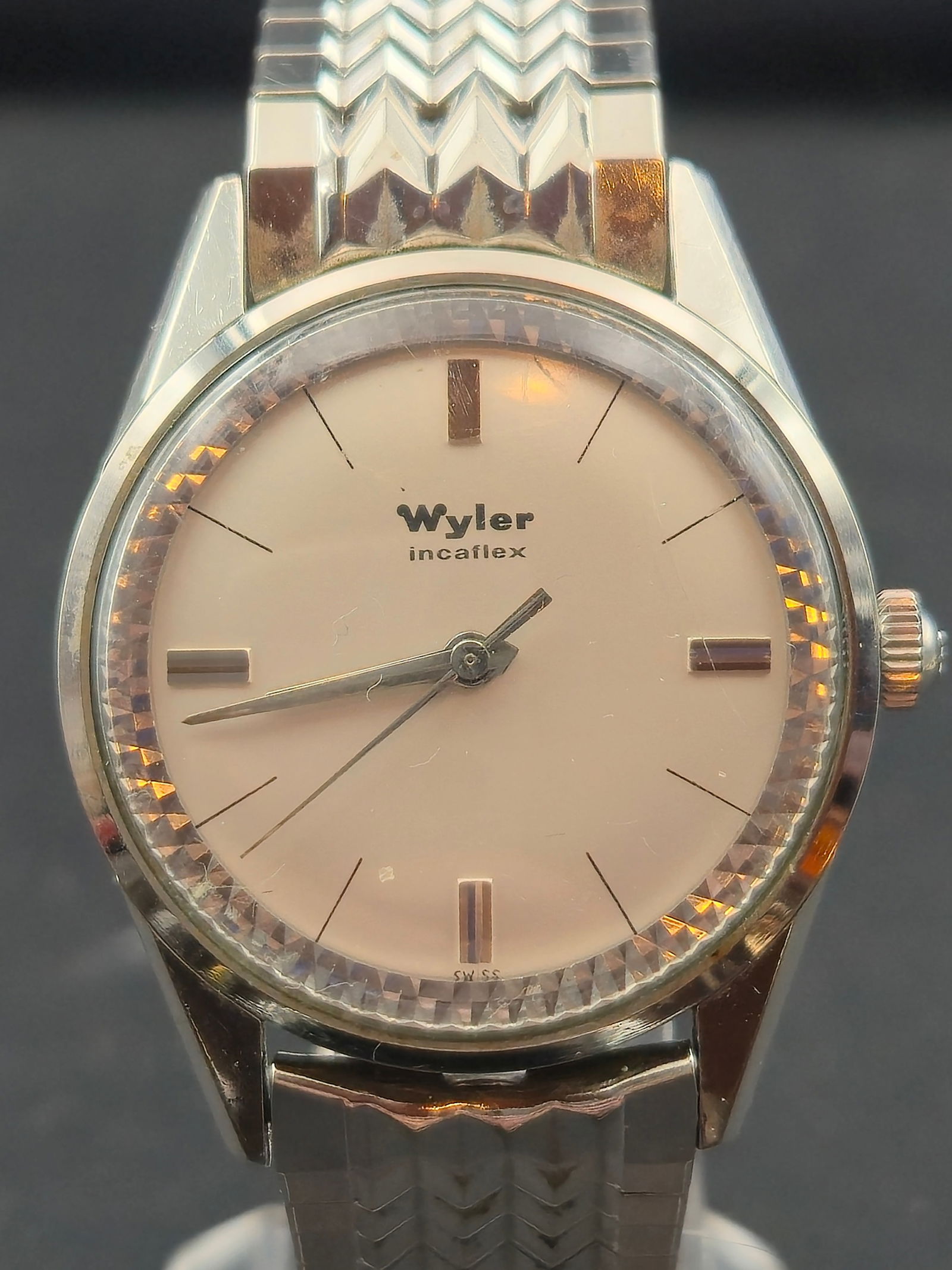 1960s Wyler Incaflex Waterproof 33mm Steel Mint Dial Space Needle Box Running: Vintage 1960s Wyler Incaflex manual wind wristwatch with original Wyler Seattle Space Needle presentation box. Silver dial signed Wyler Incaflex with applied baton markers and textured inner bezel. St