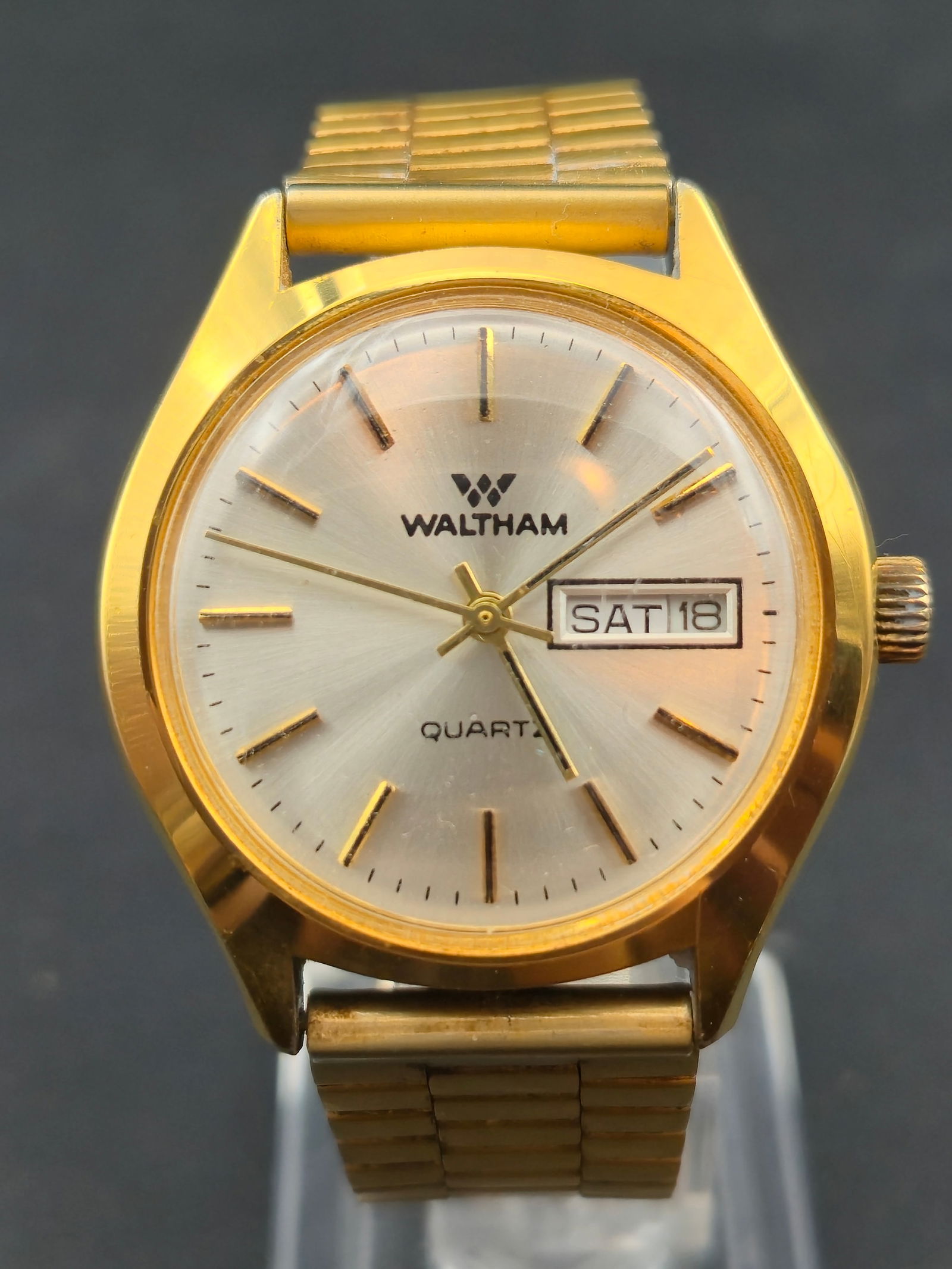 1978 Waltham CY818 8555 Quartz Day Date 34mm Gold Tone Box: Vintage Waltham quartz day date wristwatch with original Waltham presentation box and display insert. Caseback marked CY818 8555. Day can be set in English or Spanish per box insert. Gold tone case wi