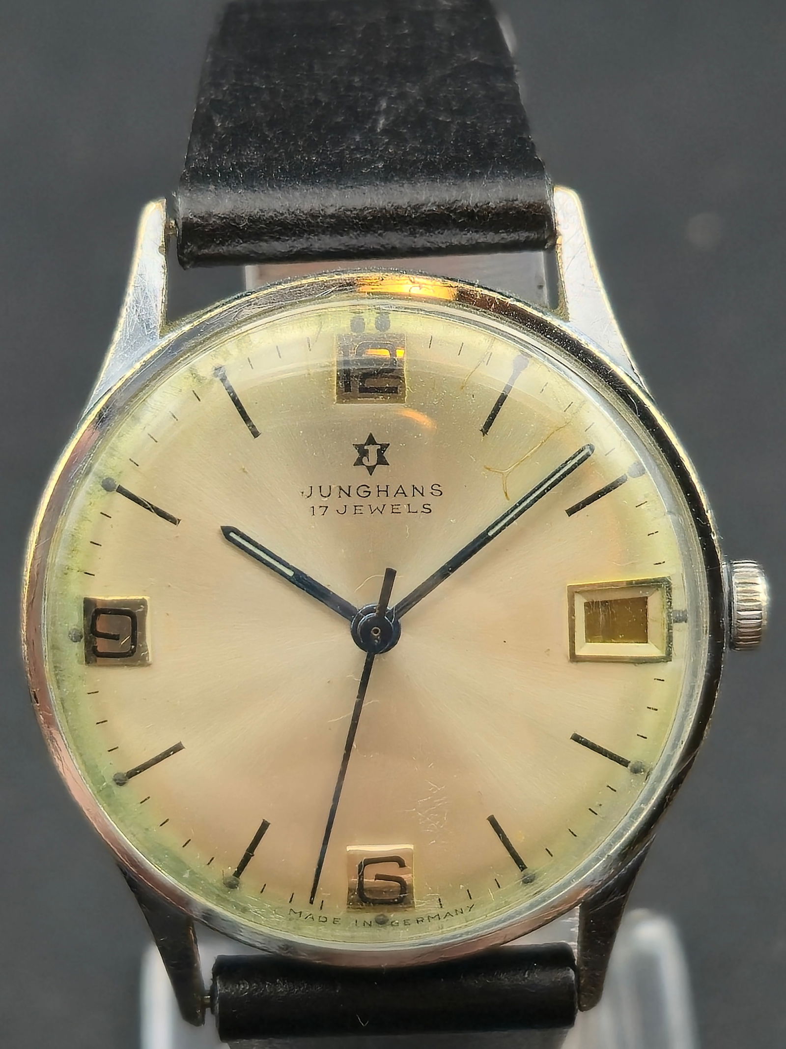 1960s Junghans 17 Jewels Date 33mm Stainless Steel Back Made in Germany Manual Wind Runs: Vintage 1960s Junghans 17 Jewels manual wind wristwatch with date window at 3 o’clock. Silver sunburst dial with applied Arabic numerals at 12, 9, and 6, baton markers, and blued steel hands. Marked