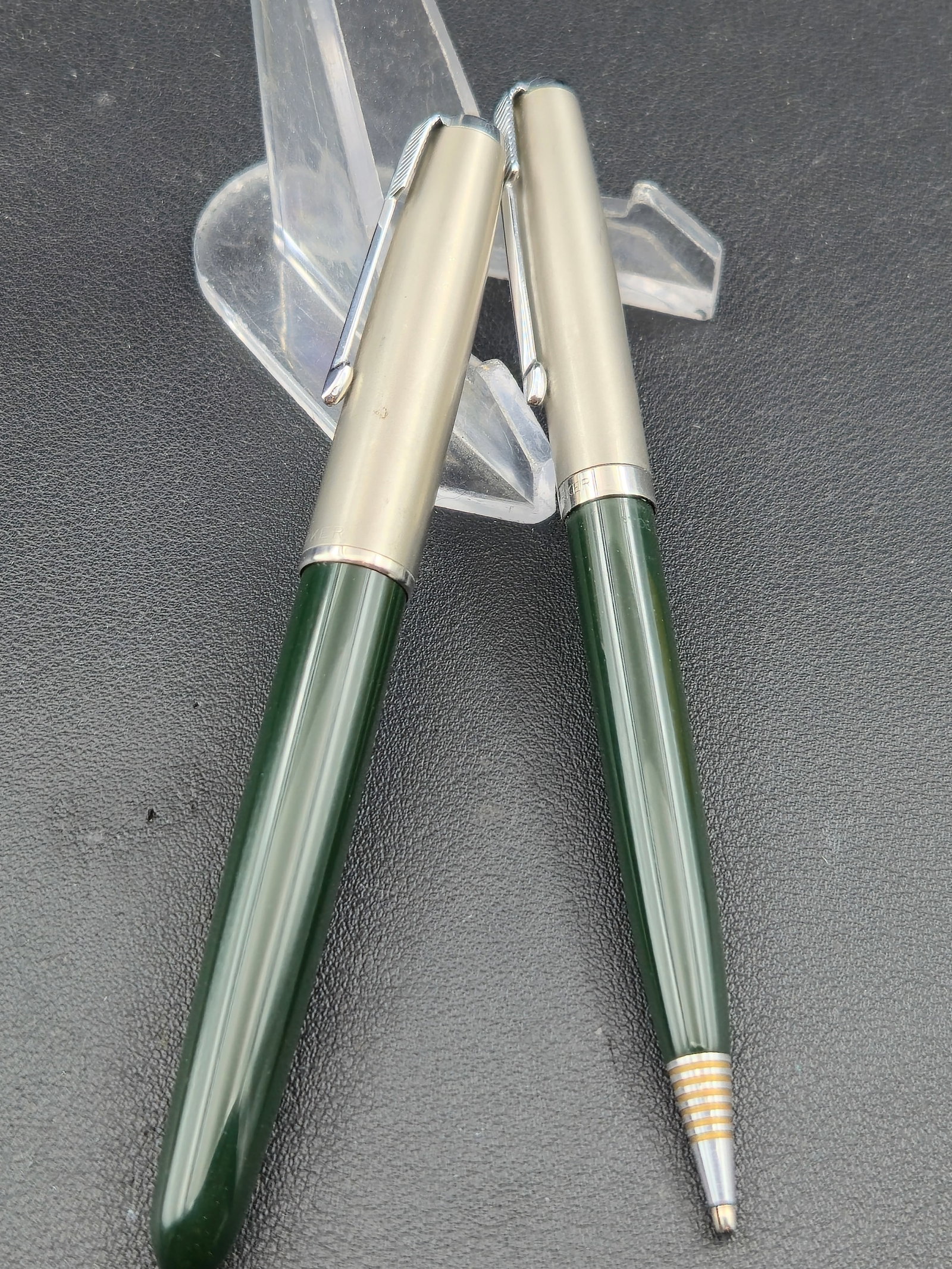 Vintage Parker 51 Pen & Pencil Set Green Lustraloy Cap Made in USA: Vintage Parker 51 pen and mechanical pencil set in green with brushed stainless Lustraloy caps. Both marked Parker and Made in USA.Classic mid-20th century matching set with Parker arrow clips. Mechan