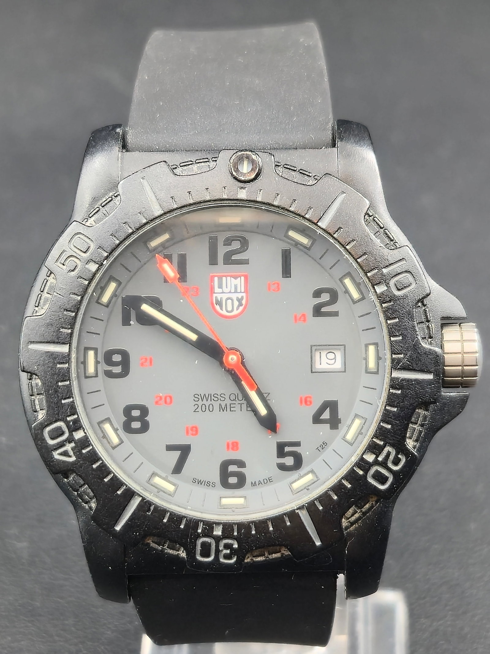 1990s Luminox Navy SEAL Series 8800 45mm PC Carbon 200m Swiss Quartz Date Watch: 1990s Luminox Navy SEAL Series 8800 Swiss quartz dive watch with gray dial, red 24-hour inner scale, date at 3, and unidirectional rotating bezel. Dial marked Swiss Quartz 200 Meters and Swiss Made T2